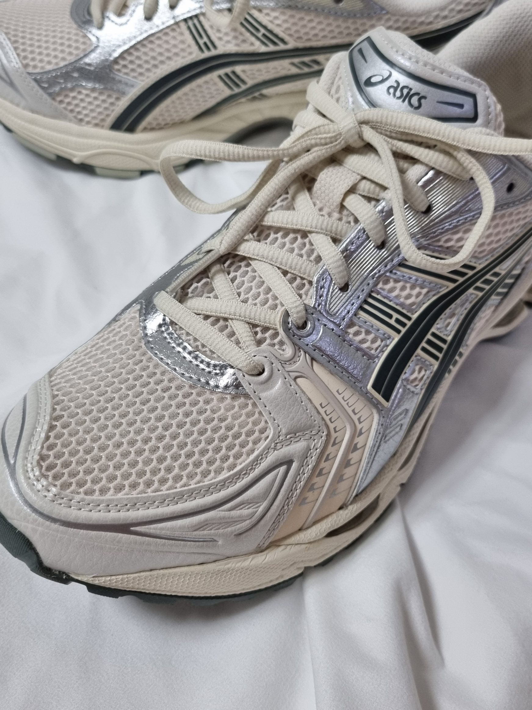 Asics Gel-Kayano 14 Birch Dark Pewter 착용 스타일 - 2