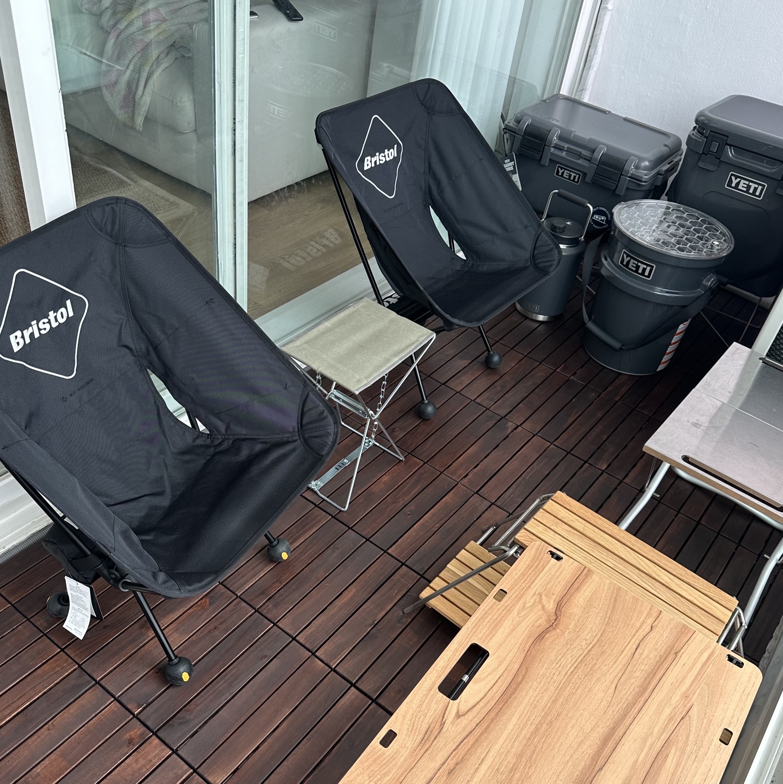 Helinox x FC Real Bristol Chair One Black 착용 스타일