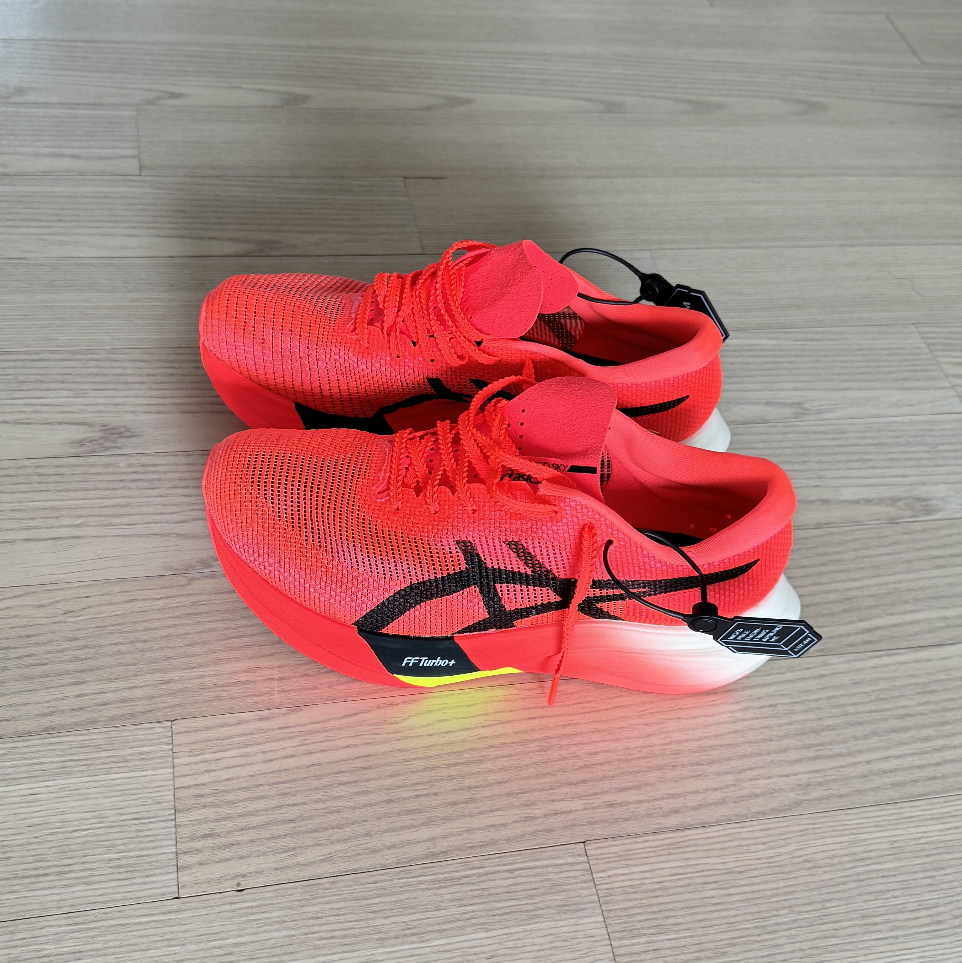 Asics Metaspeed Sky Paris Sunrise Red Black 착용 스타일