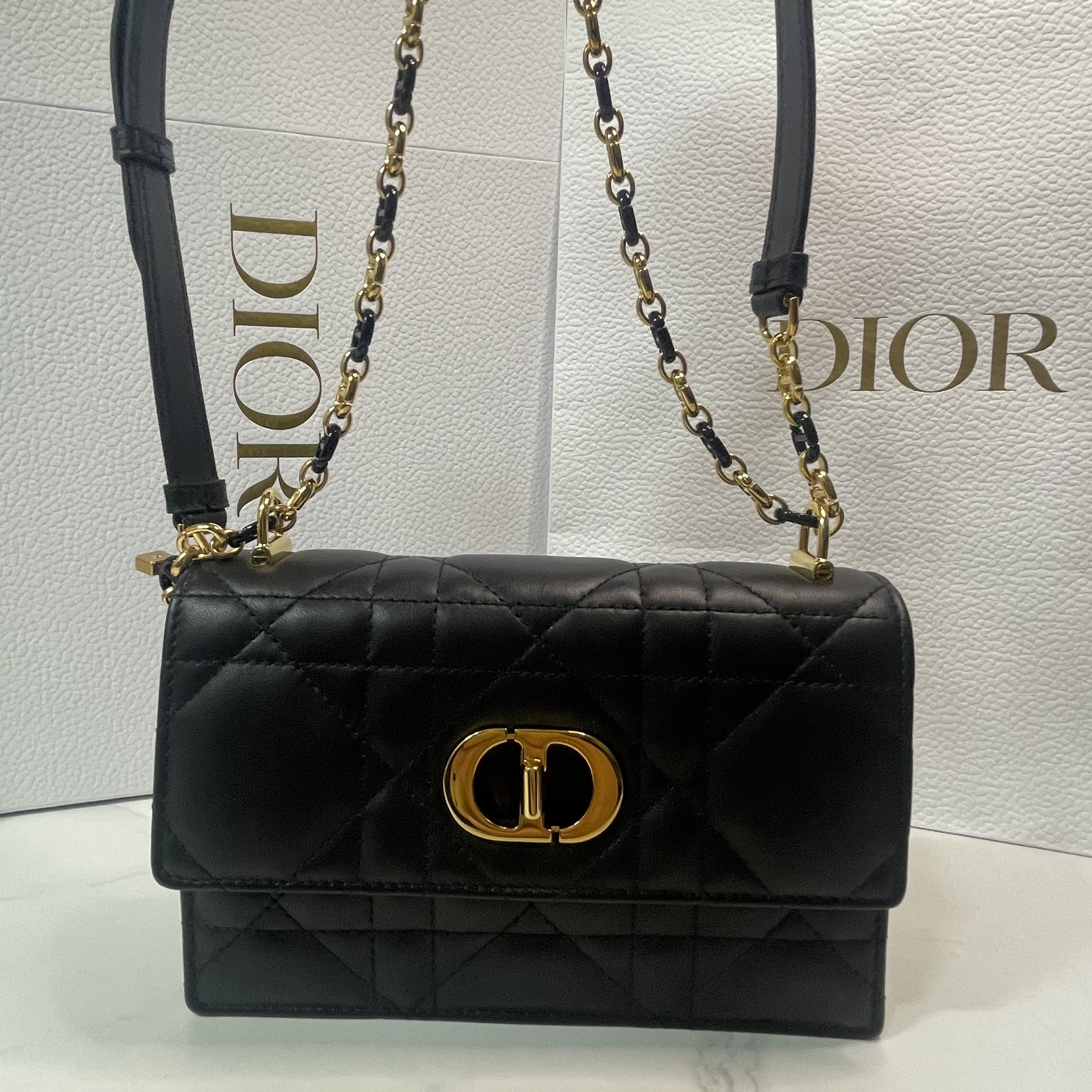 Dior Miss Caro Mini Bag Black Macrocannage Lambskin 착용 스타일 - 2