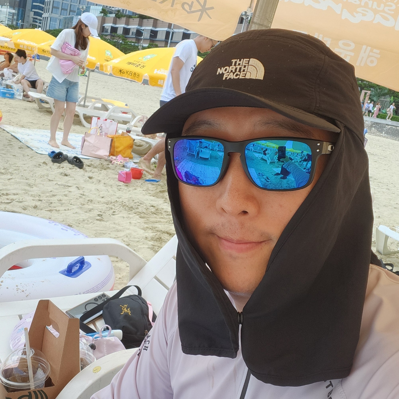 Oakley Holbrook XL Matte Black Frame Prizm Sapphire Polarized Lenses High Bridge Fit, Gentle Monster Dada 01 Black 착용 스타일 - 3