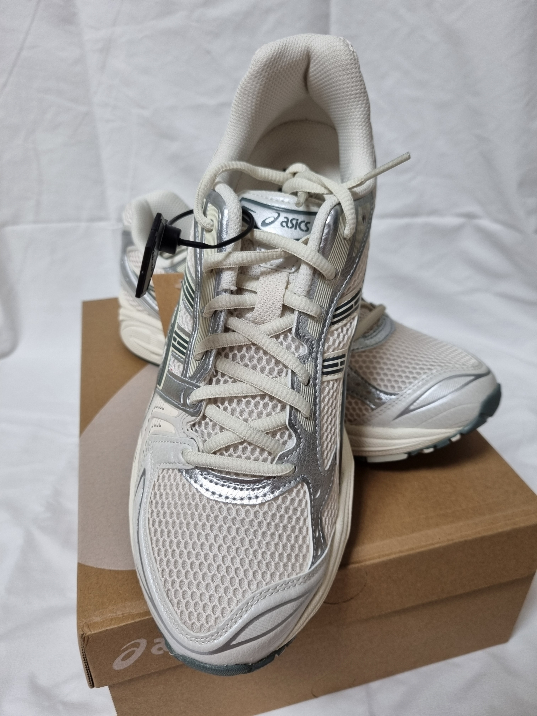 Asics Gel-Kayano 14 Birch Dark Pewter 착용 스타일 - 3