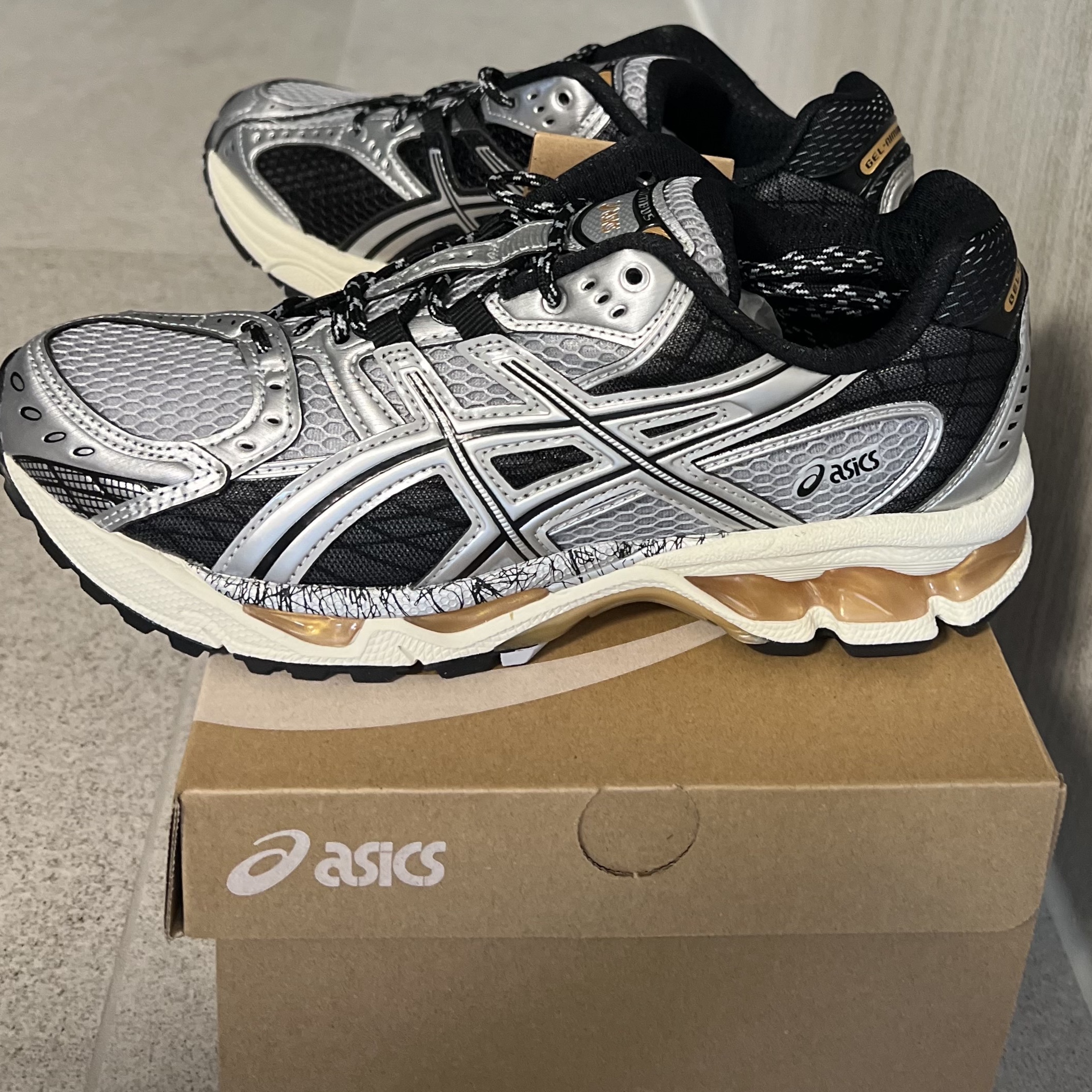 Asics Gel-Nimbus 10.1 Piedmont Grey Pure Silver 착용 스타일 - 6