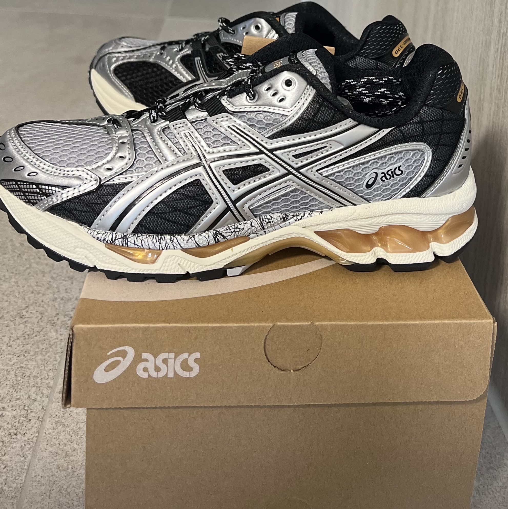 Asics Gel-Nimbus 10.1 Piedmont Grey Pure Silver 착용 스타일 - 5