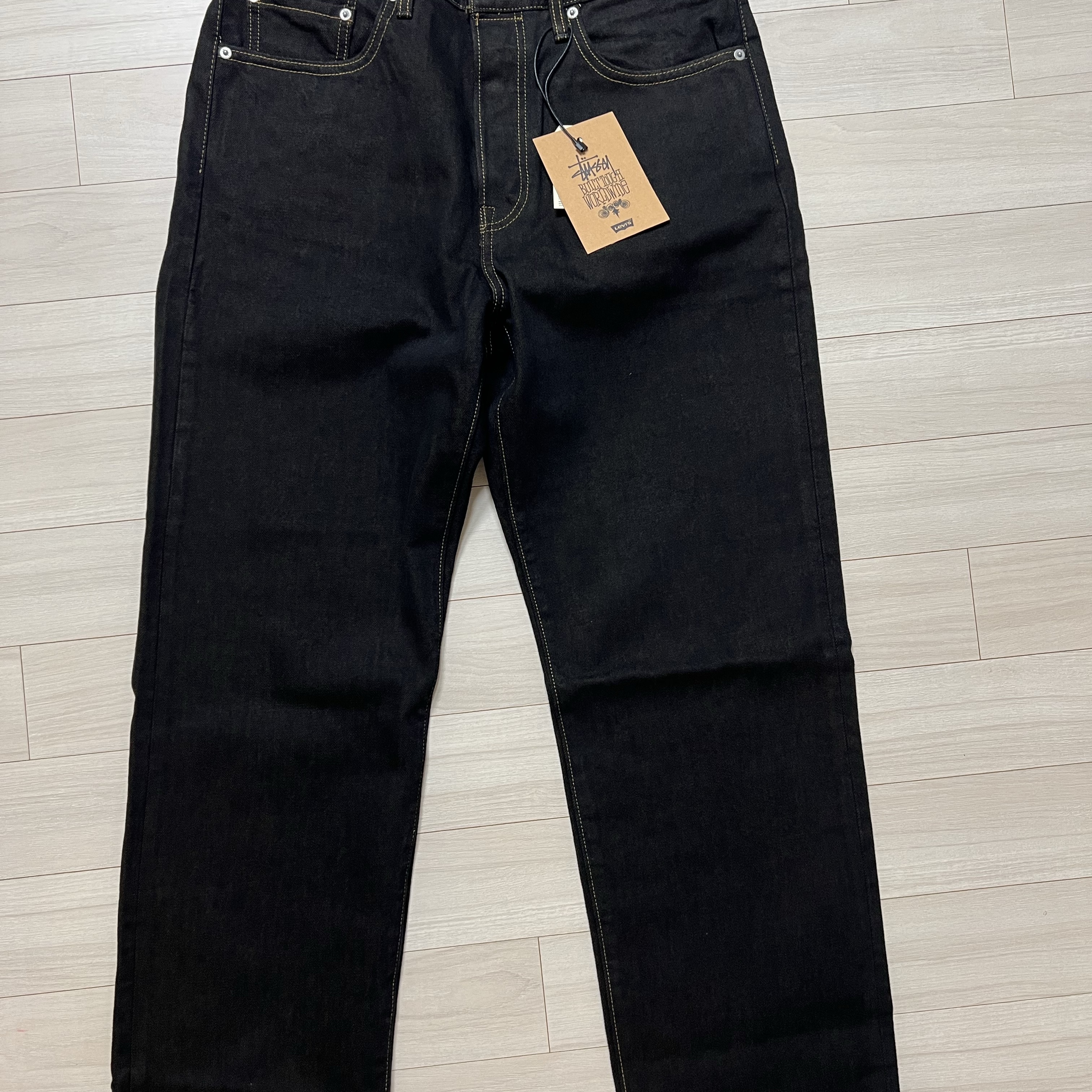 Stussy x Levi's Crispy Rinse 568 Jean Black 착용 스타일