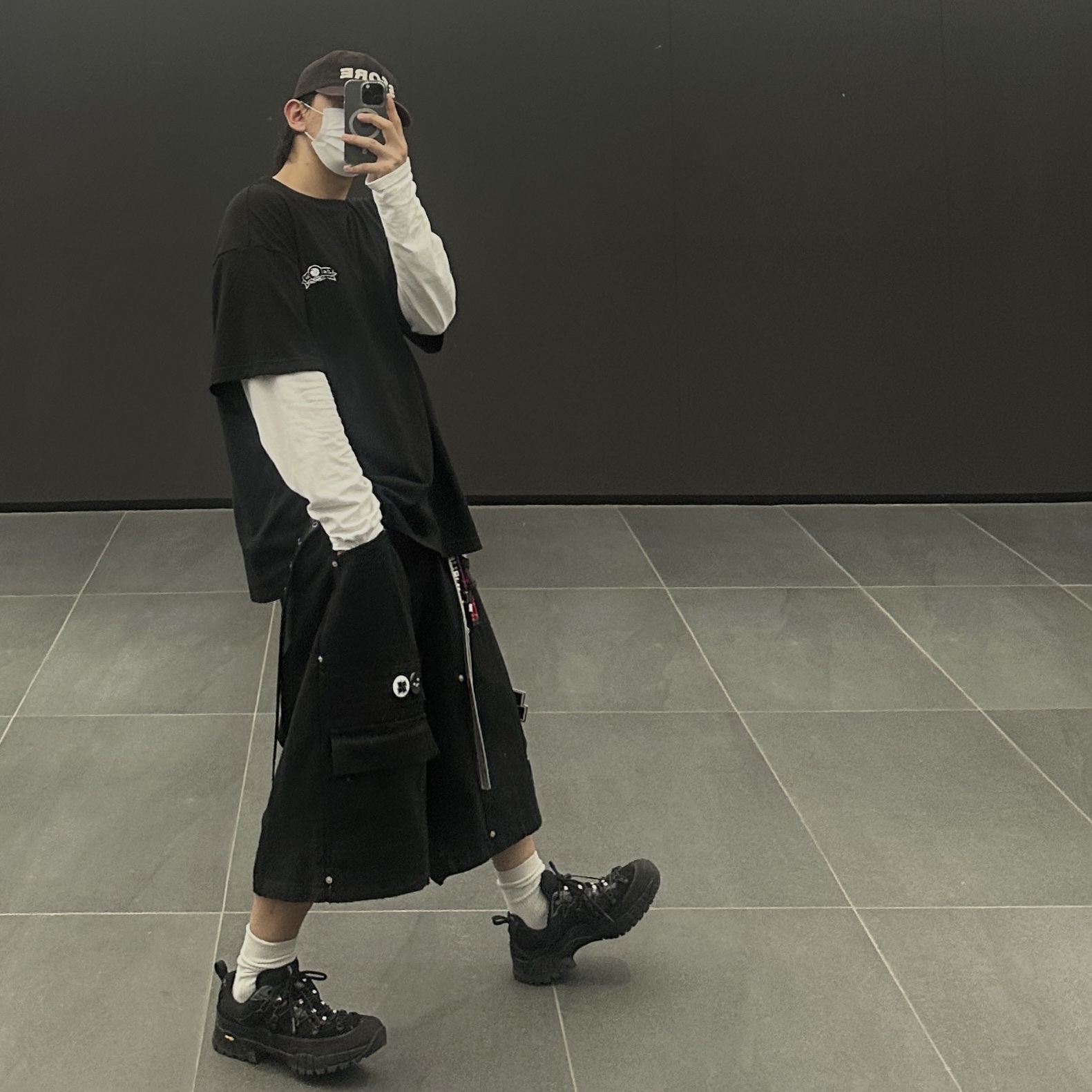 Nos Couleurs x Koin Rivet Carpenter Shorts Black, LOSTGARDEN x Kolon Sport Ton Black 착용 스타일