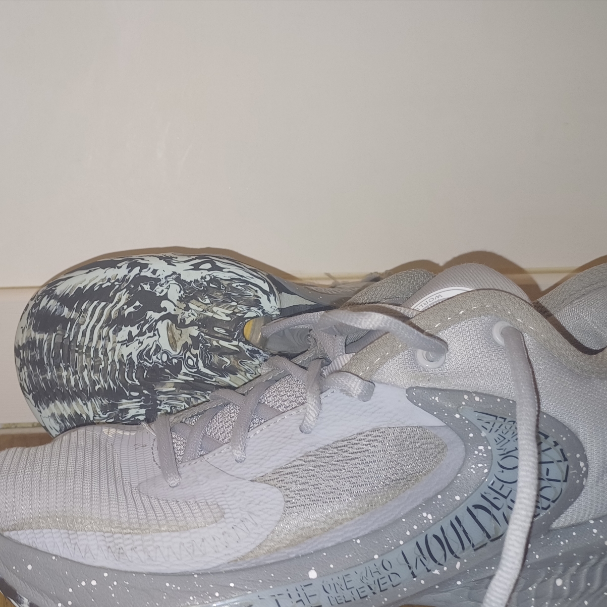 Nike Zoom Freak 4 Wolf Grey White 착용 스타일 - 2