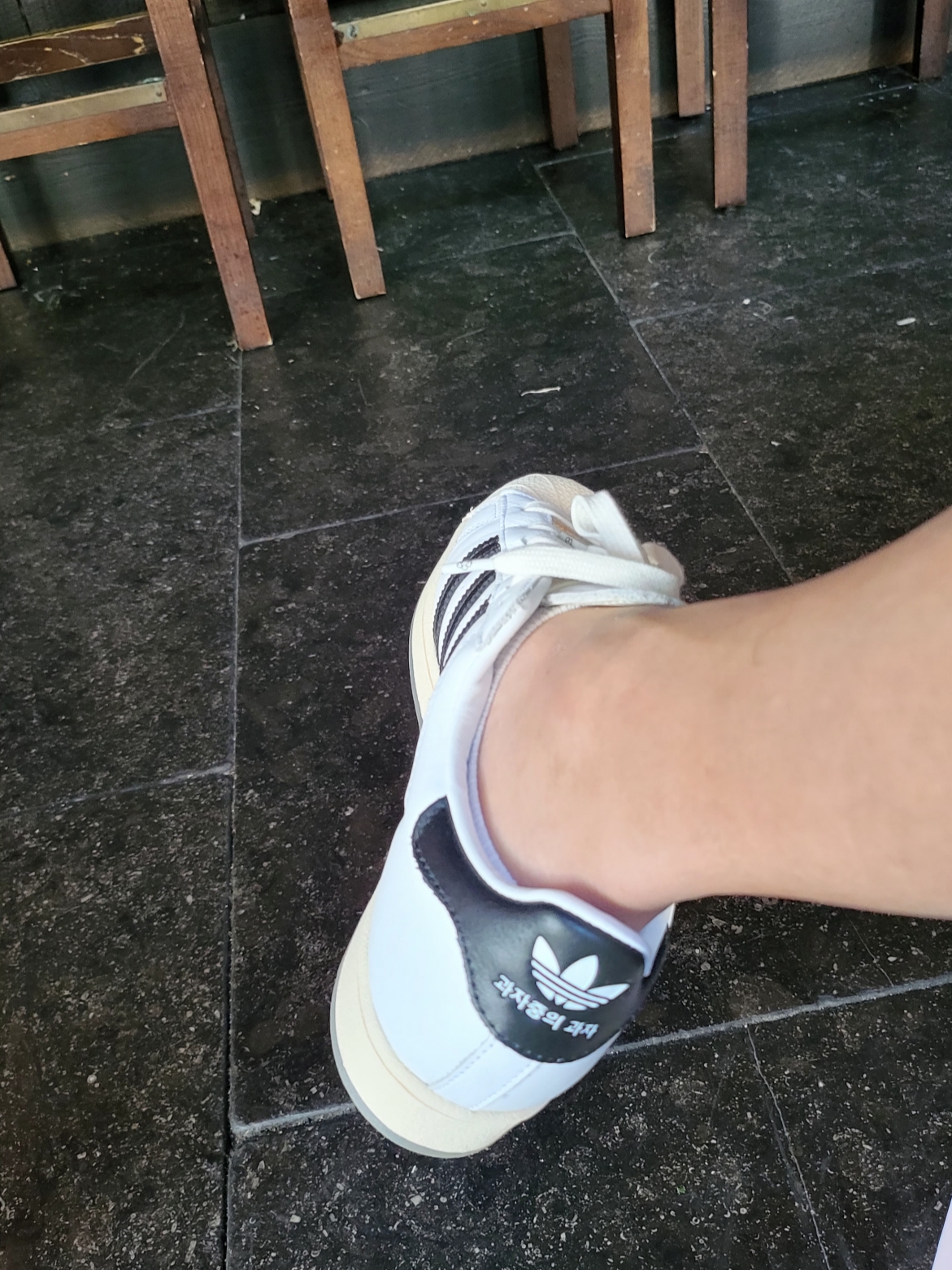 Adidas x Taegeukdang Superstar White Black 착용 스타일 - 2