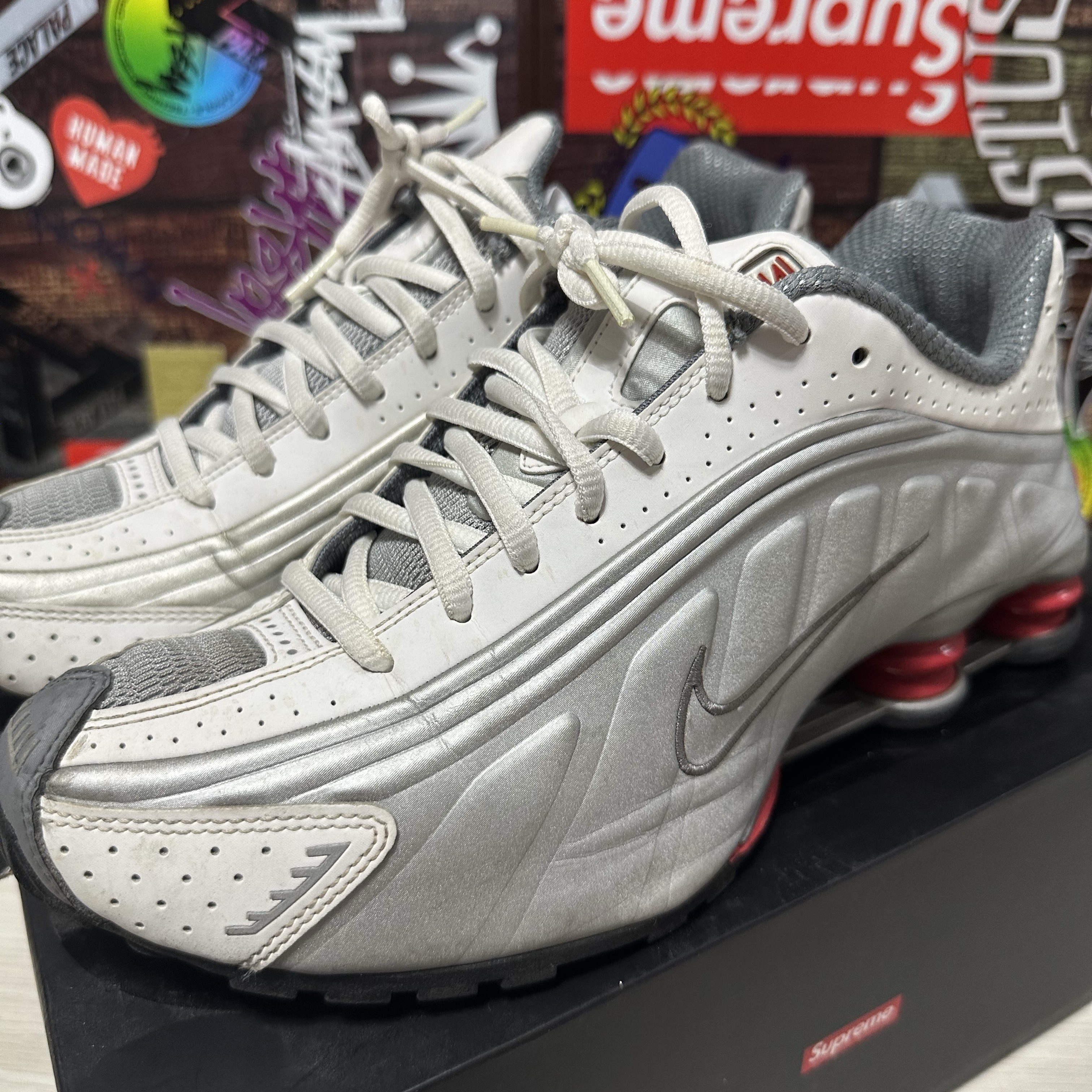 Nike Shox R4 Metallic Silver Comet Red 착용 스타일