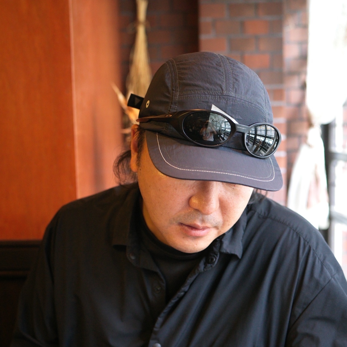 And Wander Sil Daypack Charcoal, And Wander x Gramicci Patchwork Wind Cap Black 착용 스타일 - 2