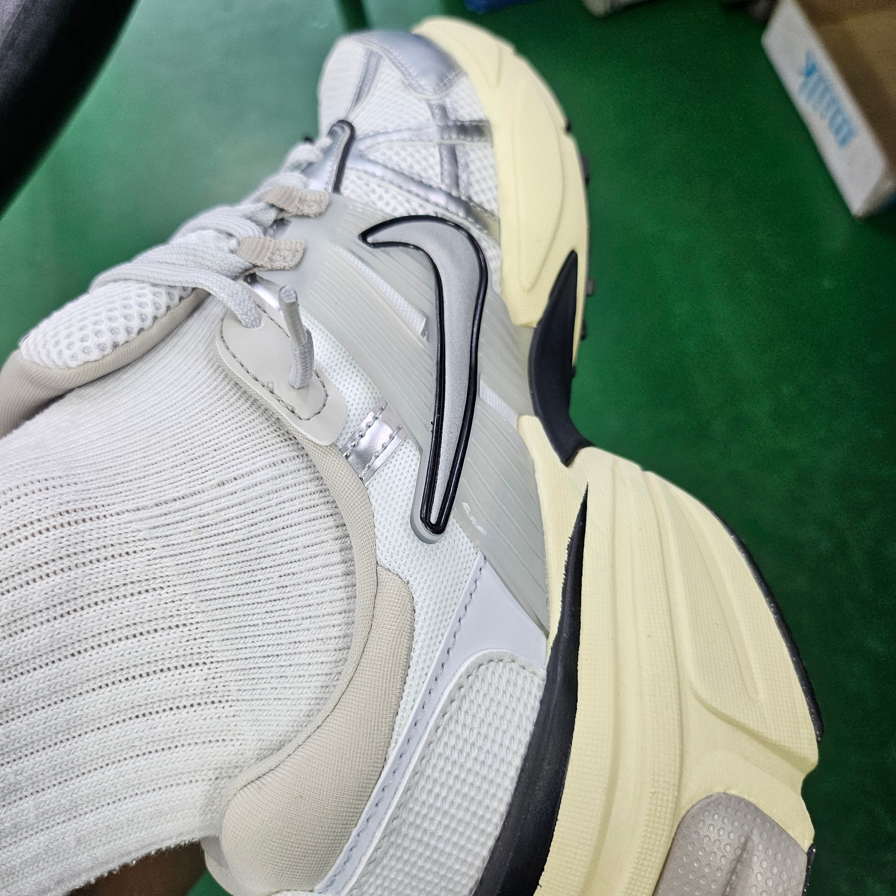 Nike V2K Run Pure Platinum Light Iron Ore 착용 스타일