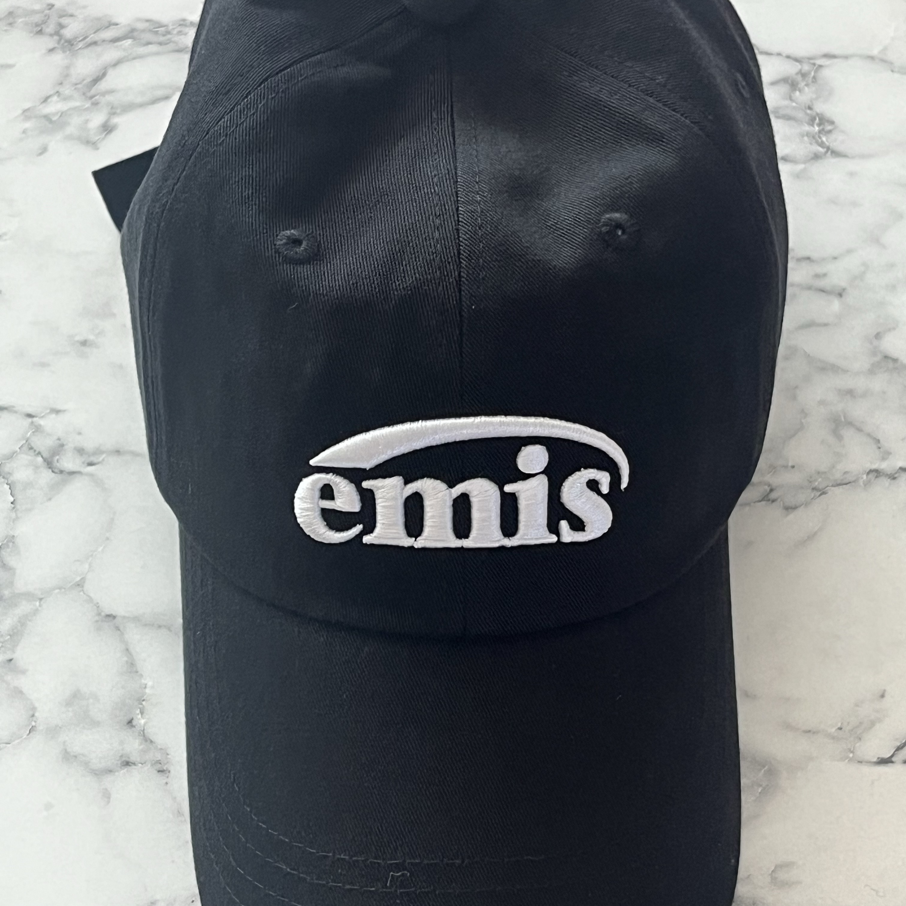 Emis New Logo Emis Cap Black 착용 스타일