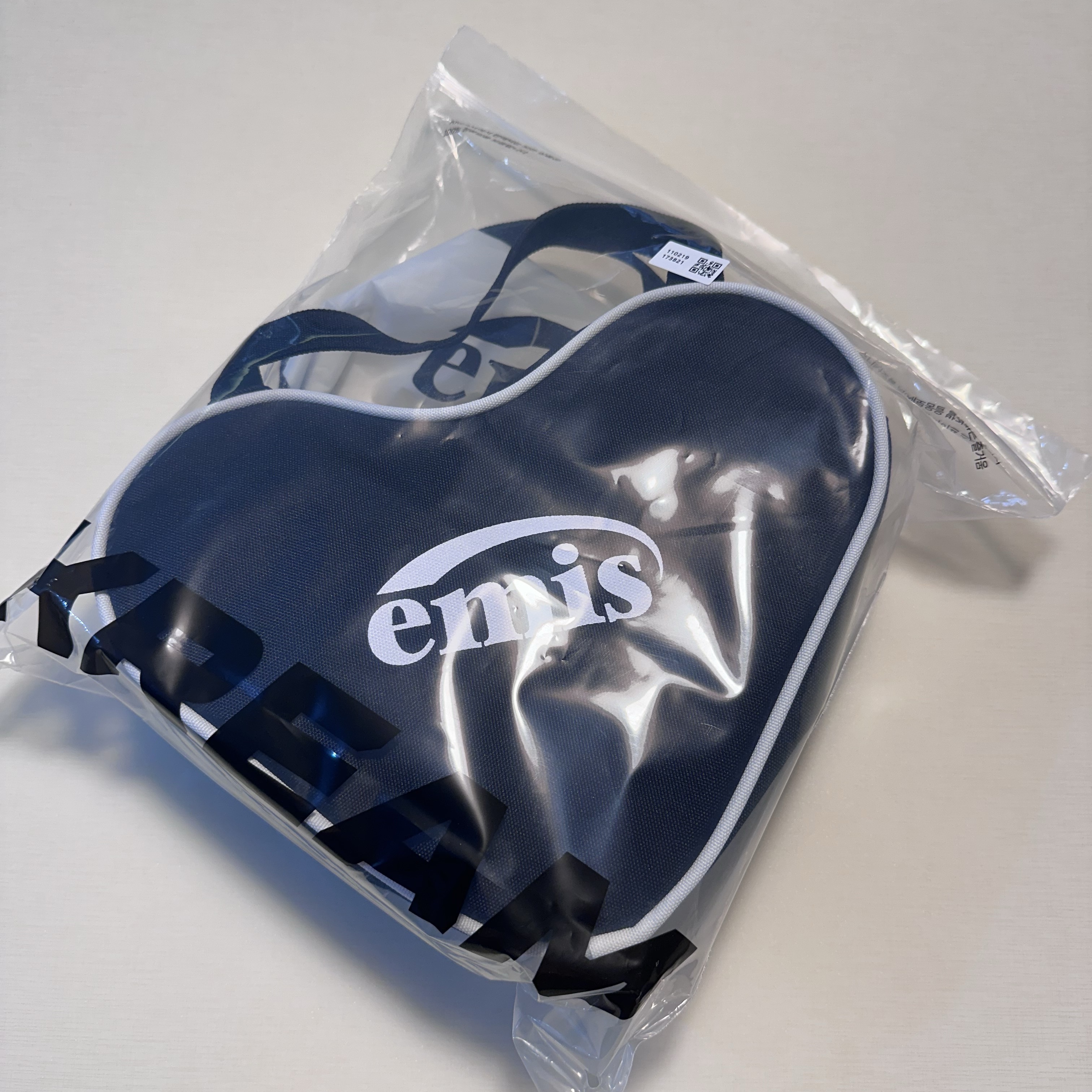 Emis Heart Tote Bag Black 착용 스타일 - 2