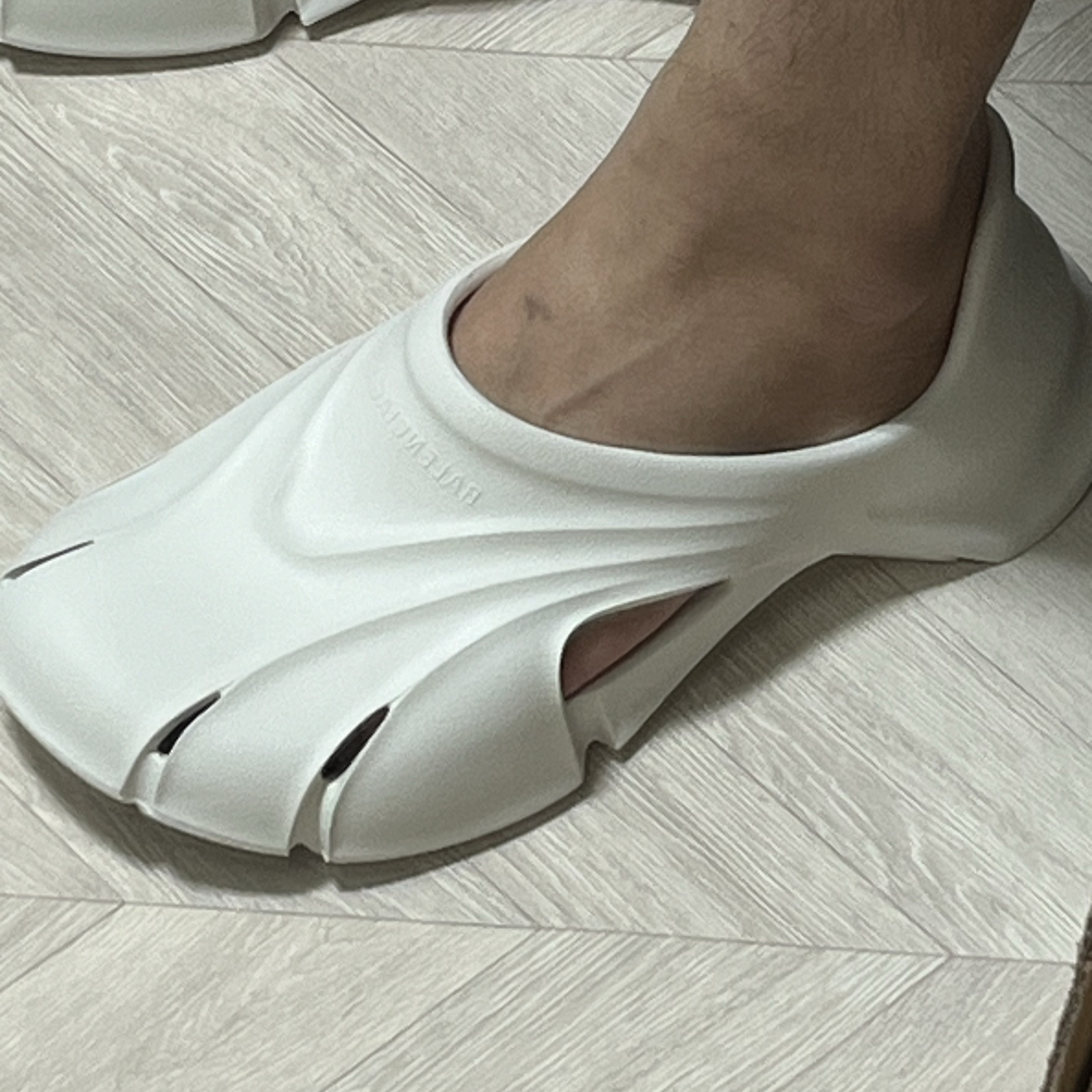 Balenciaga Rubber Mold Closed Beige 착용 스타일