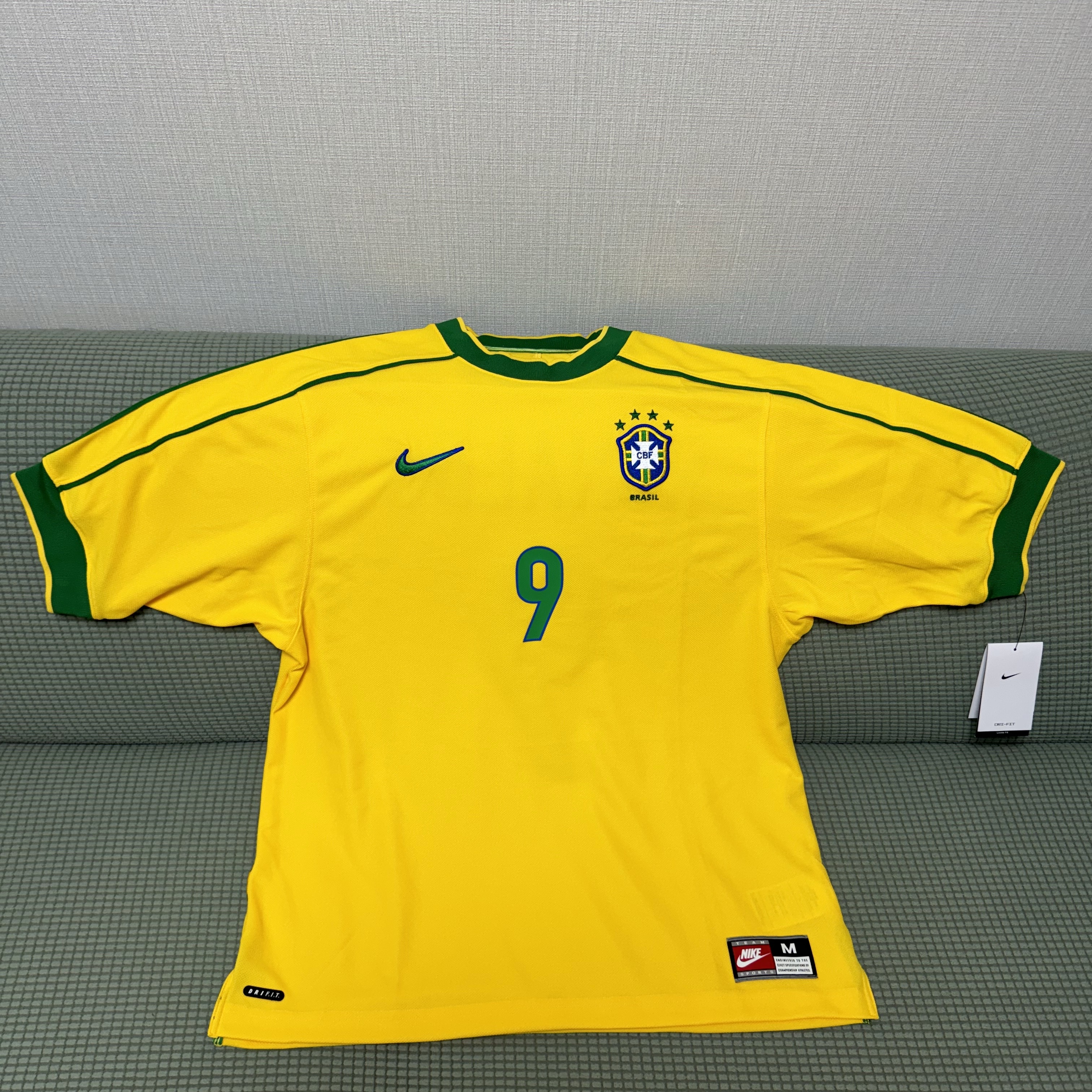 Nike Brazil 1998 Reissue Soccer Replica Jersey Varsity Maize Ronaldo (Marking Ver.) 착용 스타일 - 1