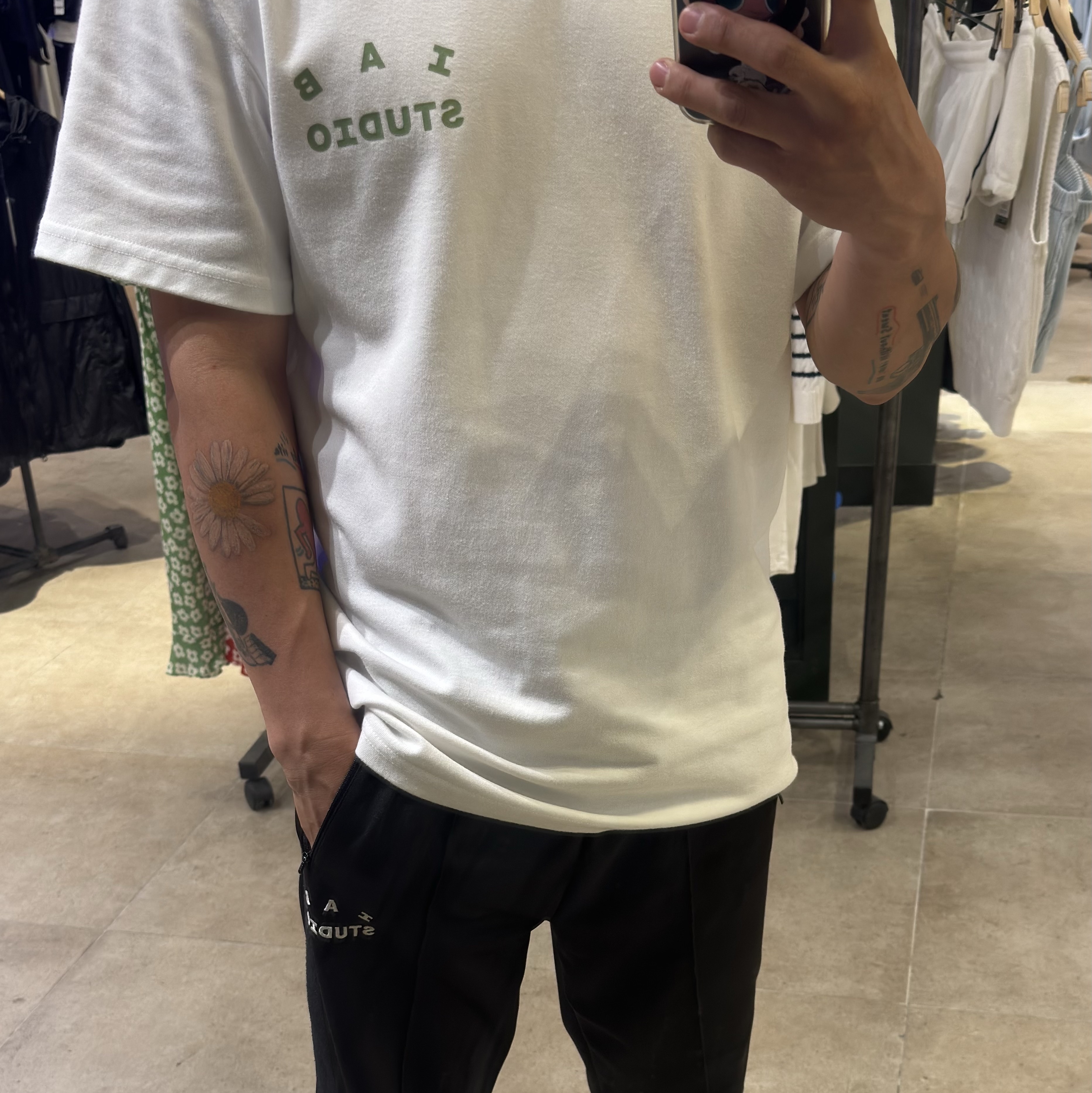 IAB Studio T-Shirt White Light Green, IAB Studio Track Pants Black 착용 스타일 - 2