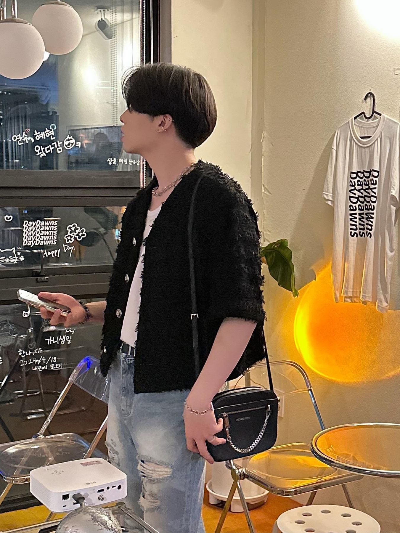 Our Legacy Ladon Brass Keychain Matte Nickel, Michael Kors Jet Set Large Saffiano Leather Crossbody Bag Black 착용 스타일 - 3