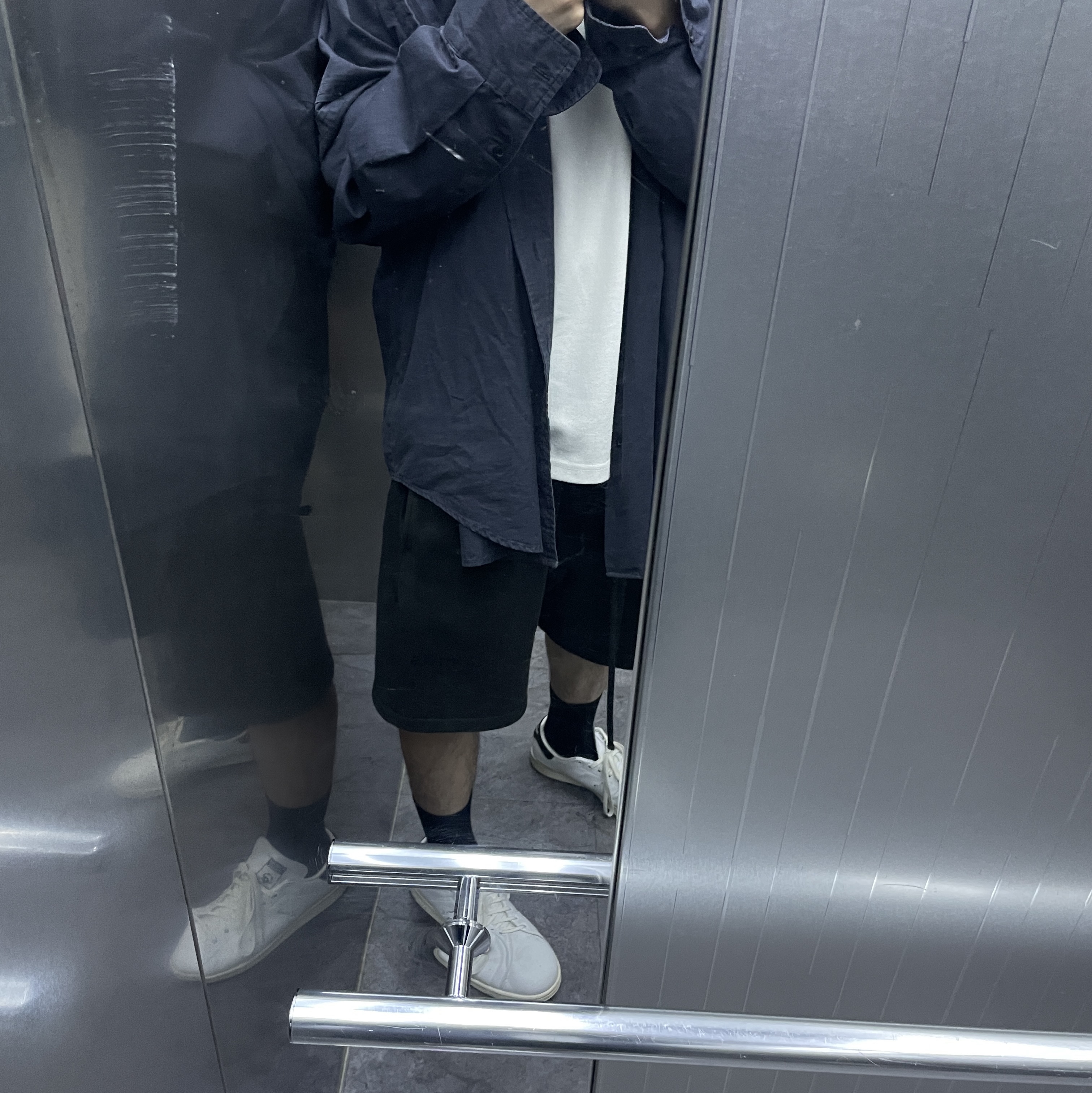 Essentials The Core Collection Sweatshorts Stretch Limo 착용 스타일
