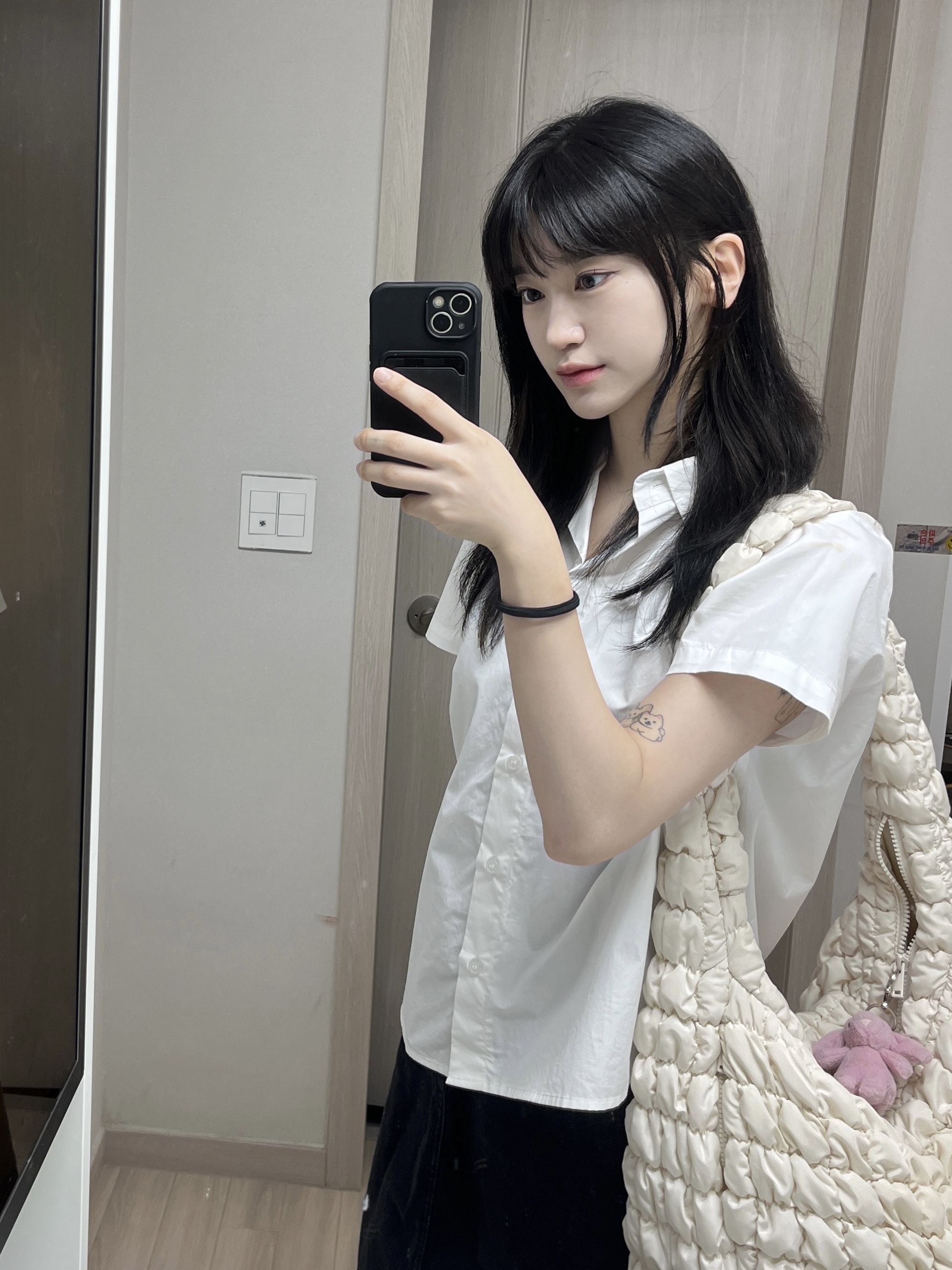 COS Quilted Oversized Shoulder Bag Off White Light Beige, Jellycat Bashful Bunny Bag Charm Tulip 착용 스타일