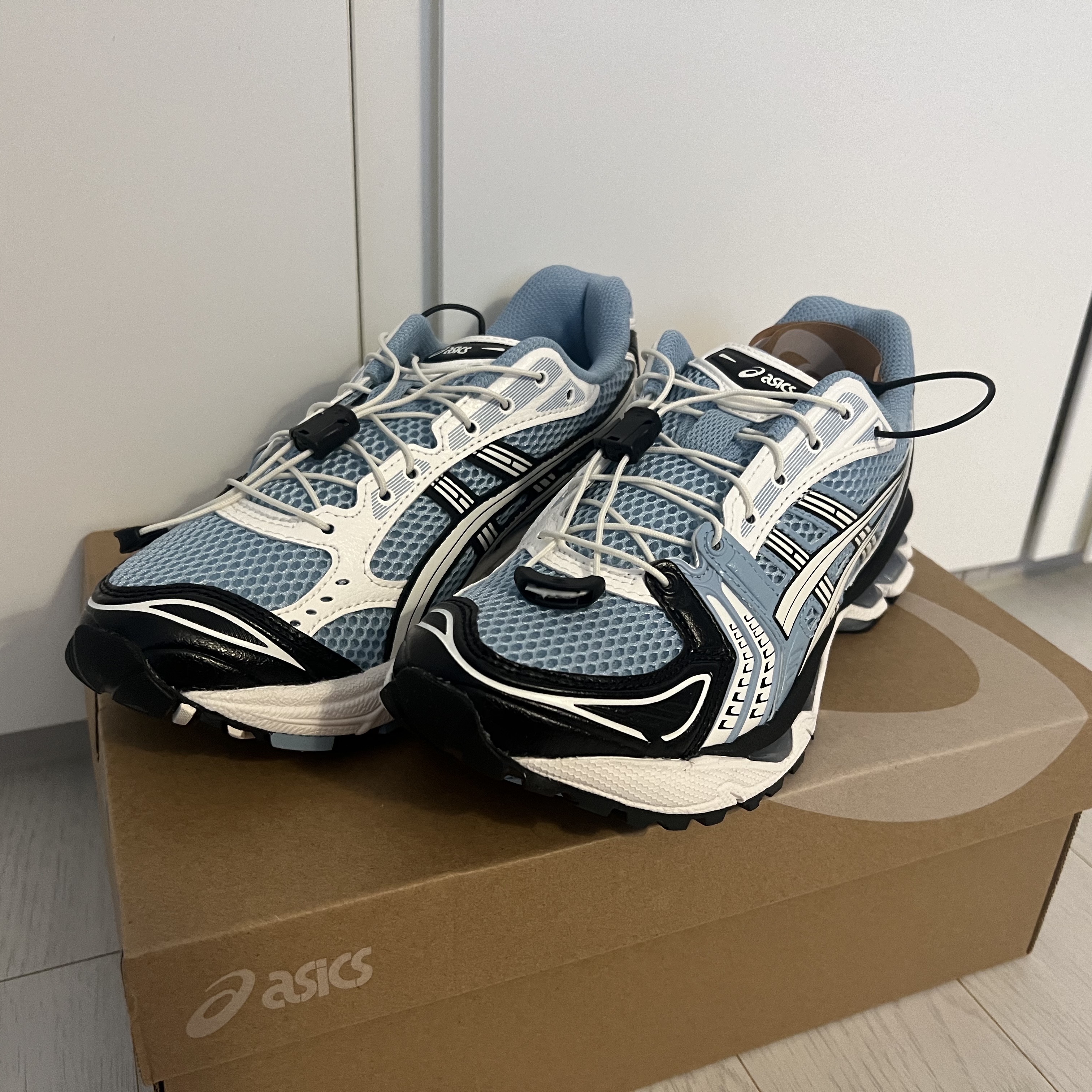 Asics Unlimited Gel-Kayano 14 Mist Cream 착용 스타일