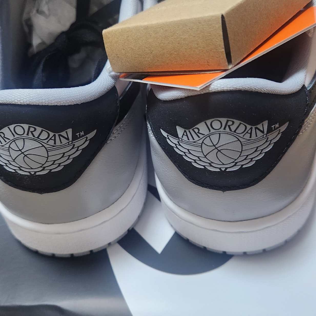 Jordan 1 Retro Low OG Wolf Grey and White 착용 스타일 - 3