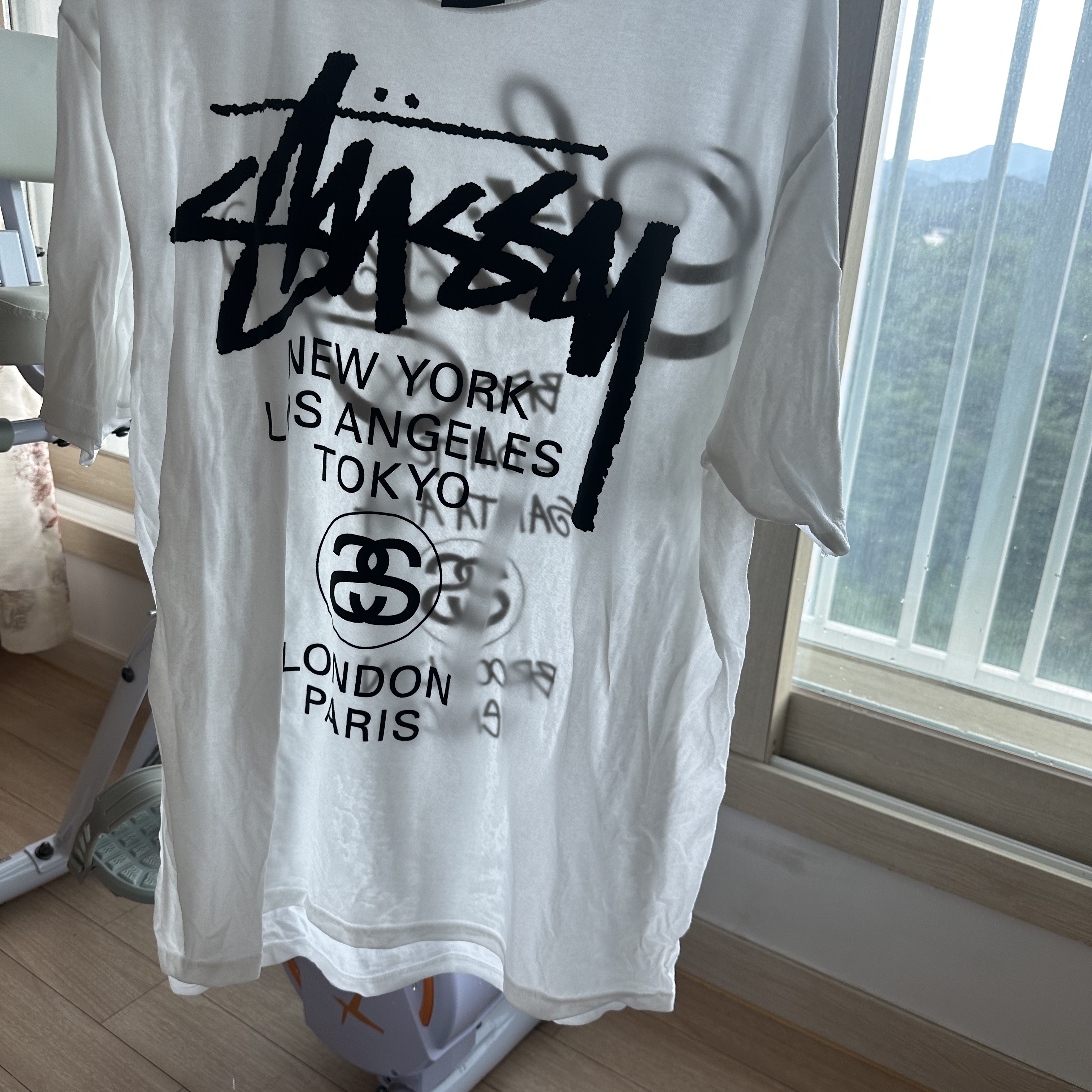 Stussy World Tour T-Shirt White 착용 스타일 - 2