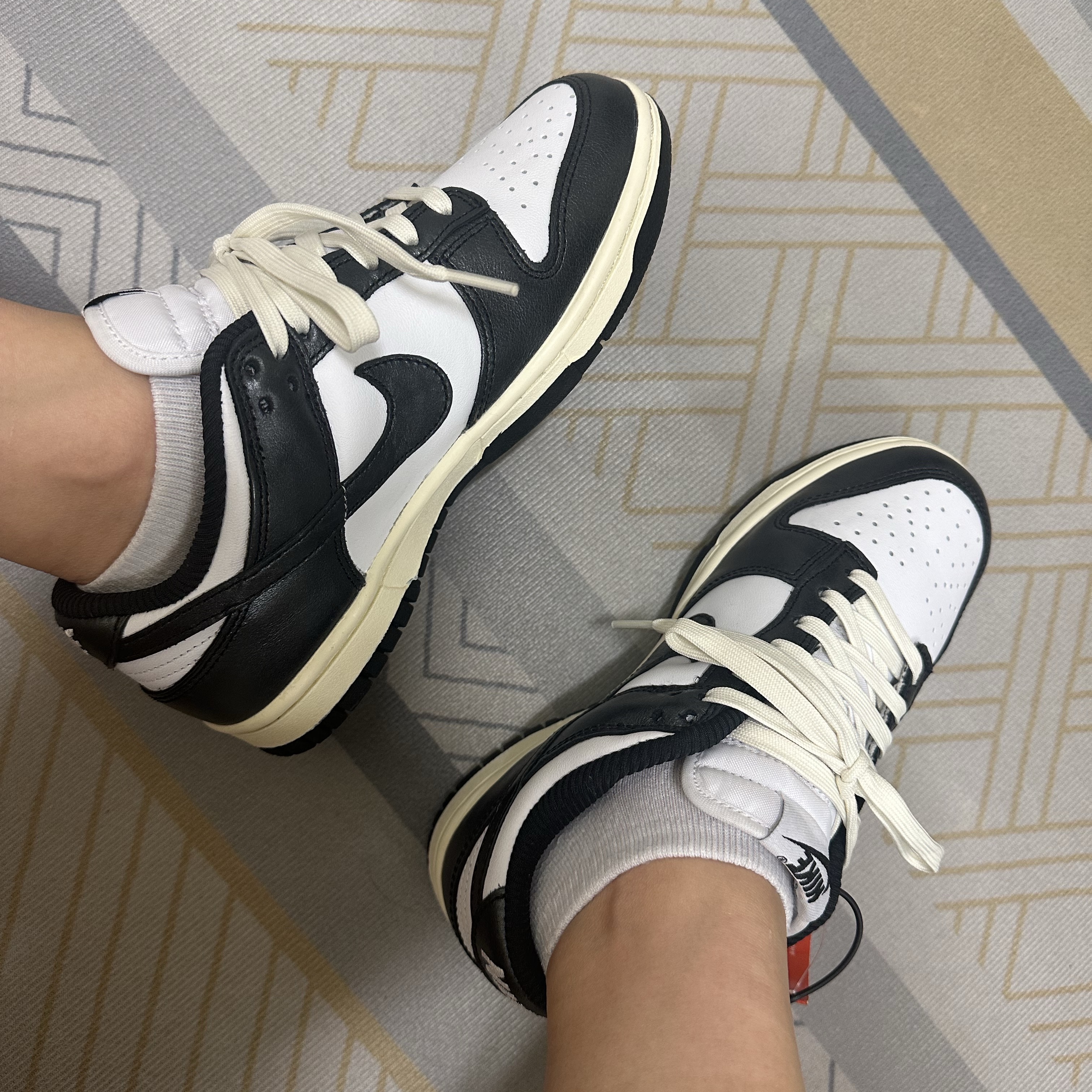 (W) Nike Dunk Low Vintage Black and White 착용 스타일
