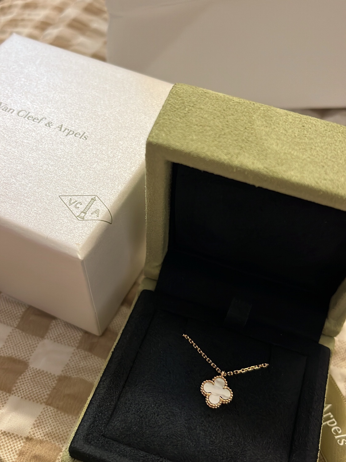 (W) Van Cleef & Arpels Sweet Alhambra Pendant Yellow Gold Mother of Pearl 착용 스타일