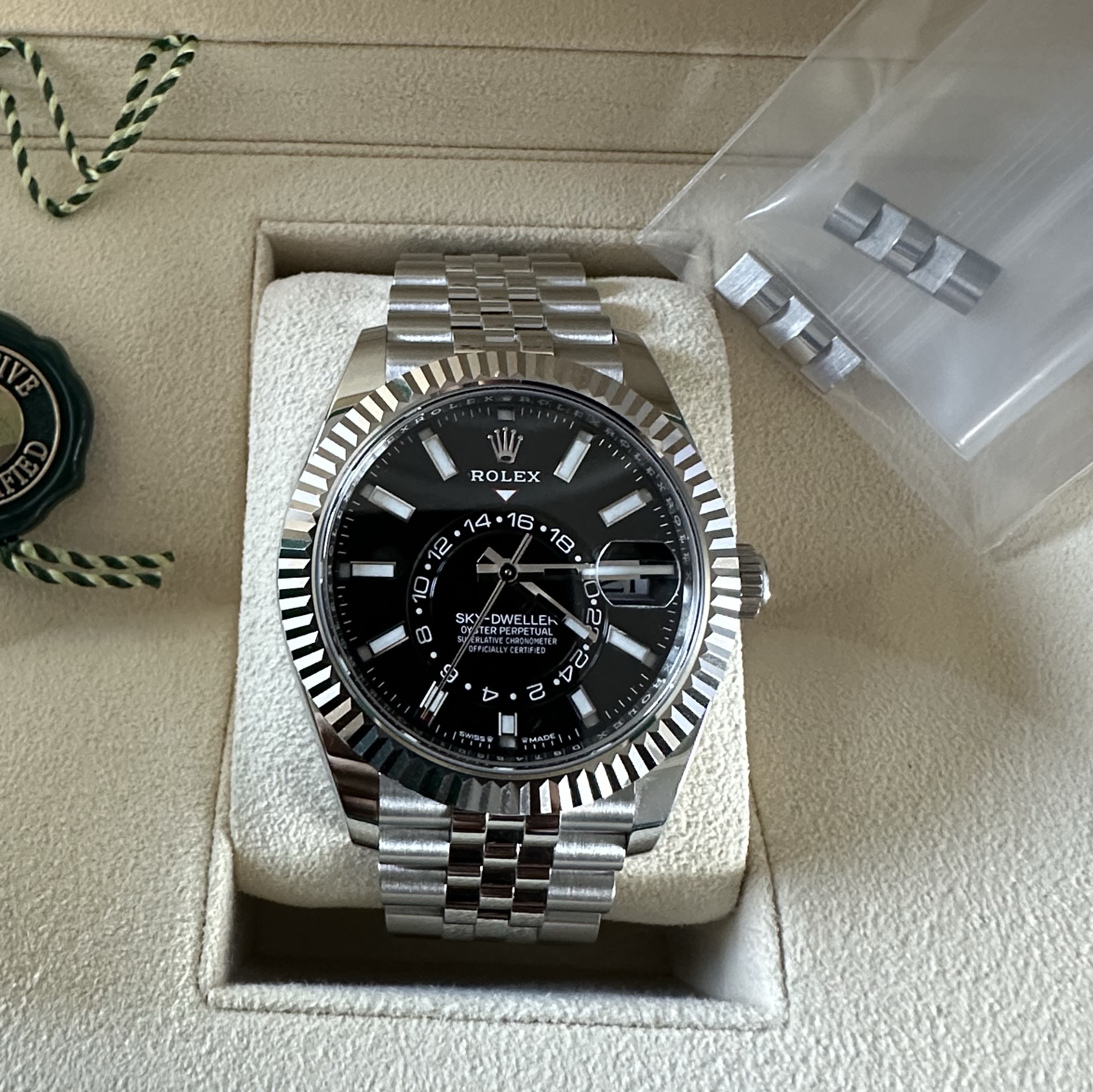Rolex Sky-Dweller 42mm 336934 Bright Black Jubilee 착용 스타일 - 2
