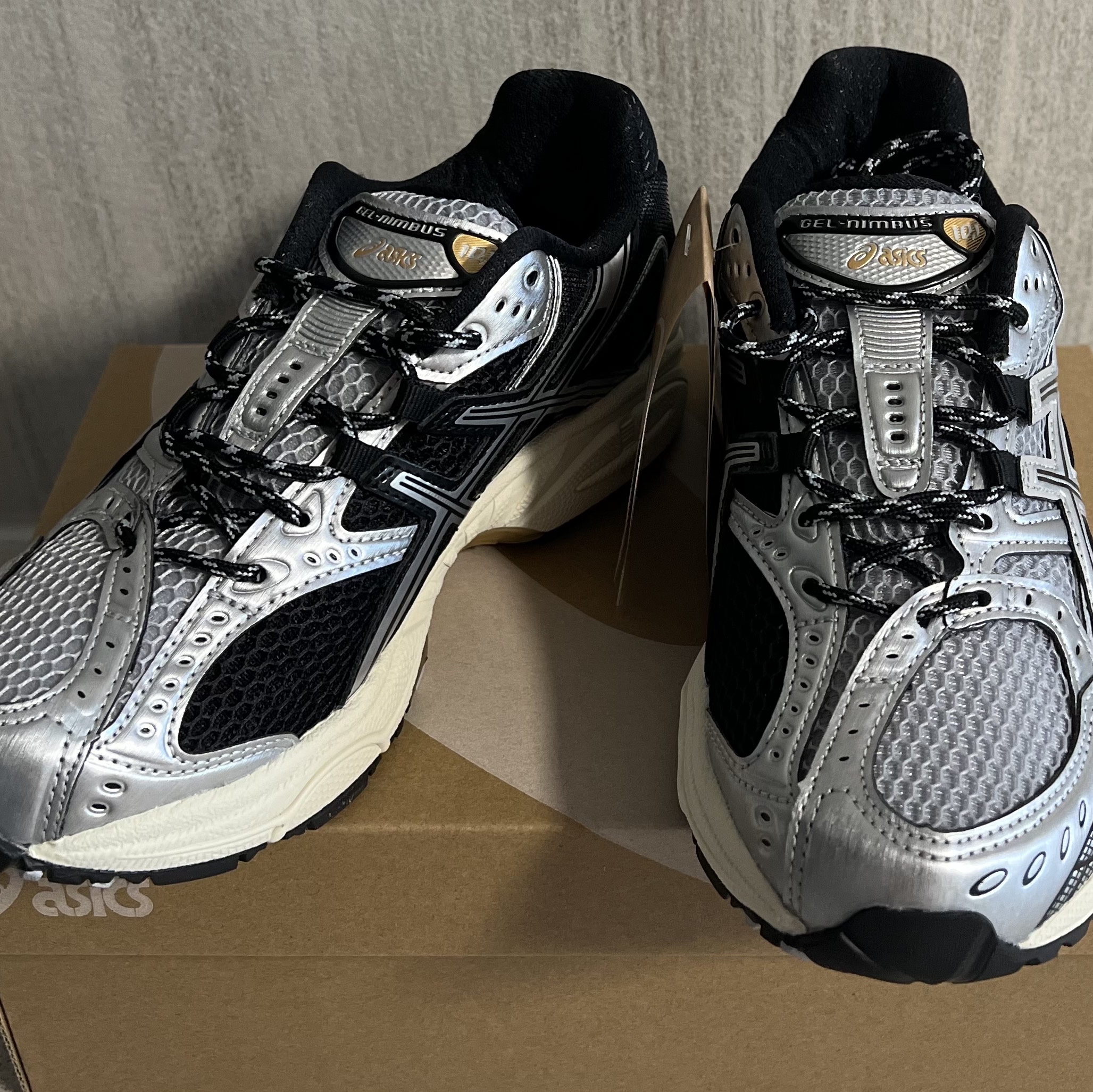 Asics Gel-Nimbus 10.1 Piedmont Grey Pure Silver 착용 스타일 - 1