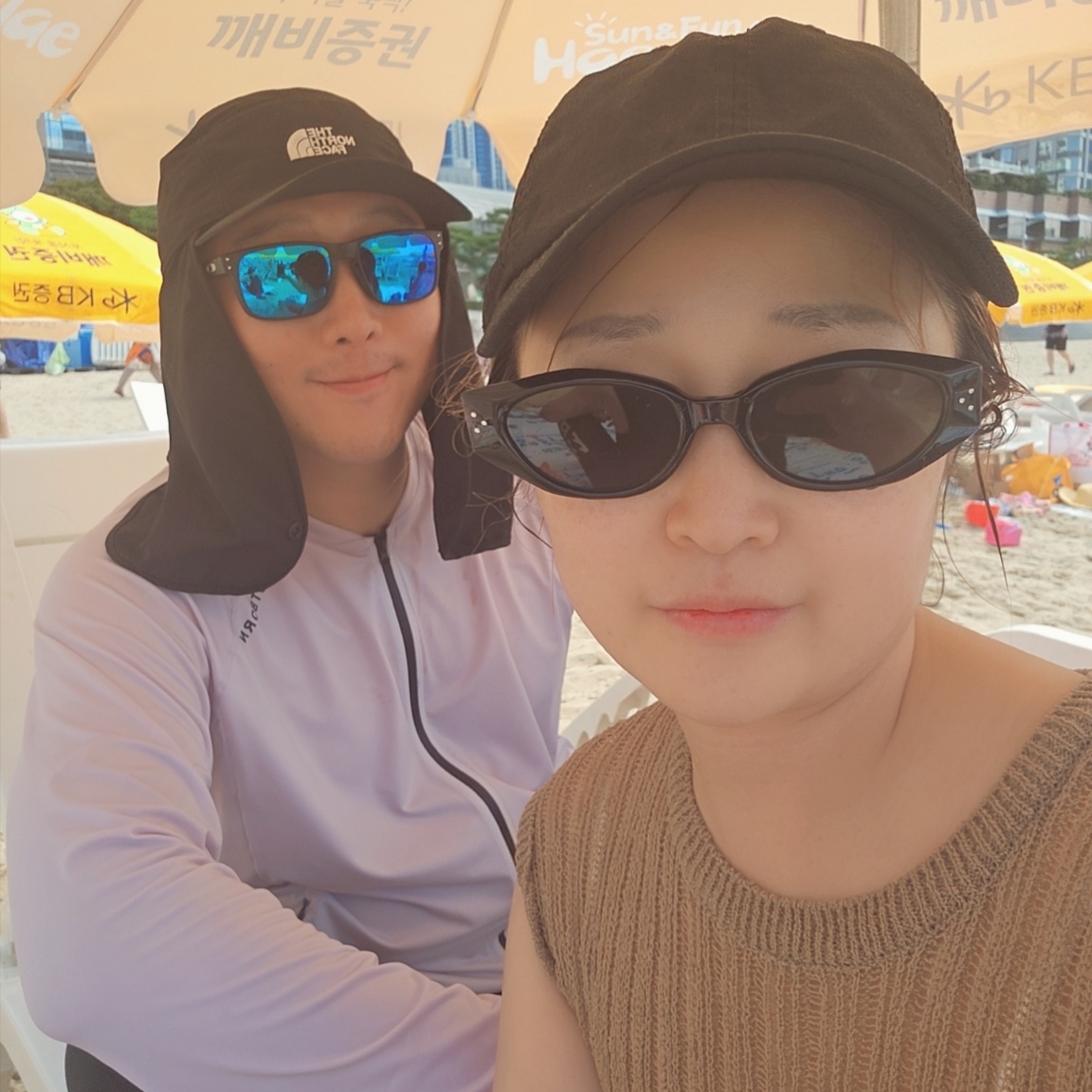 Oakley Holbrook XL Matte Black Frame Prizm Sapphire Polarized Lenses High Bridge Fit, Gentle Monster Dada 01 Black 착용 스타일 - 2