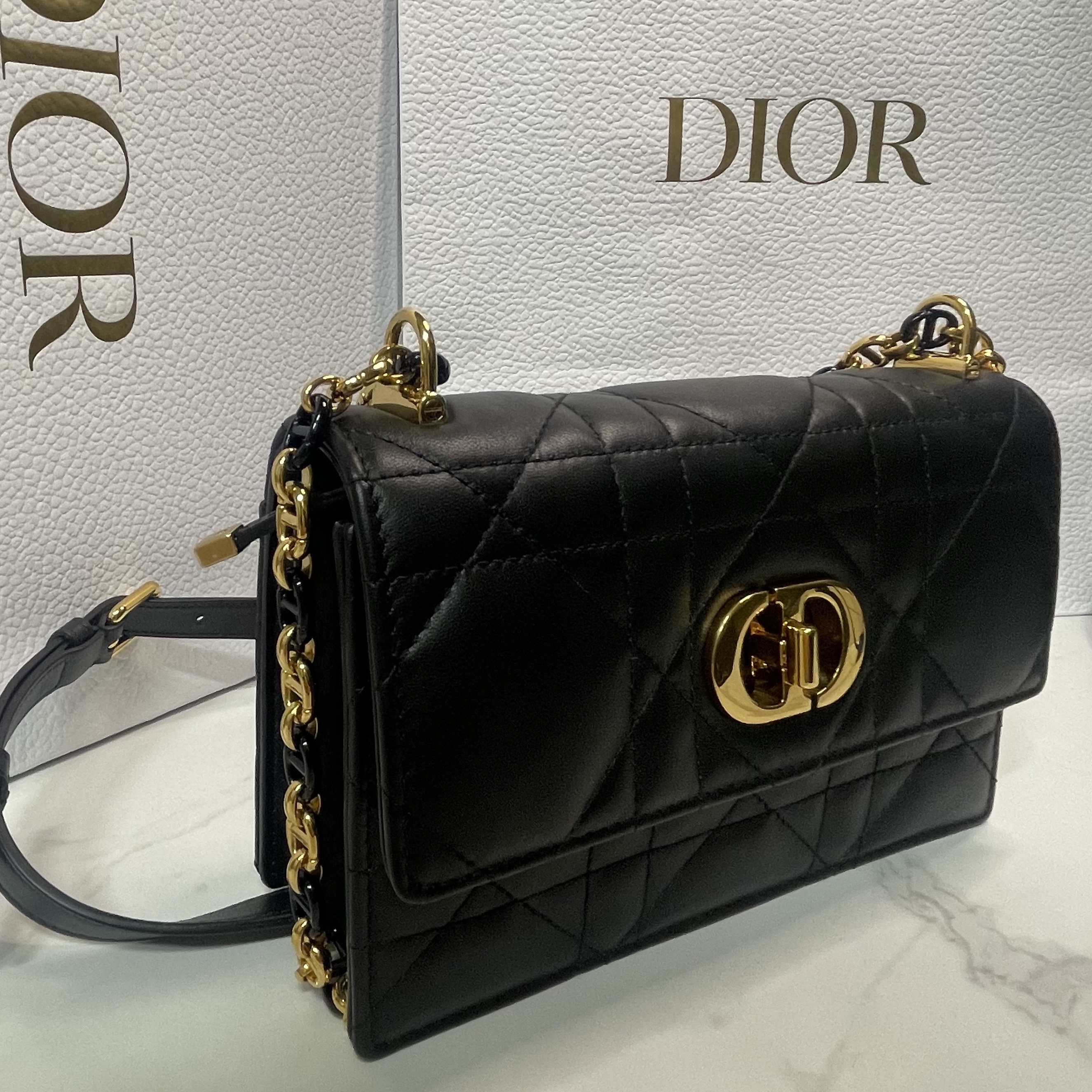Dior Miss Caro Mini Bag Black Macrocannage Lambskin 착용 스타일 - 3