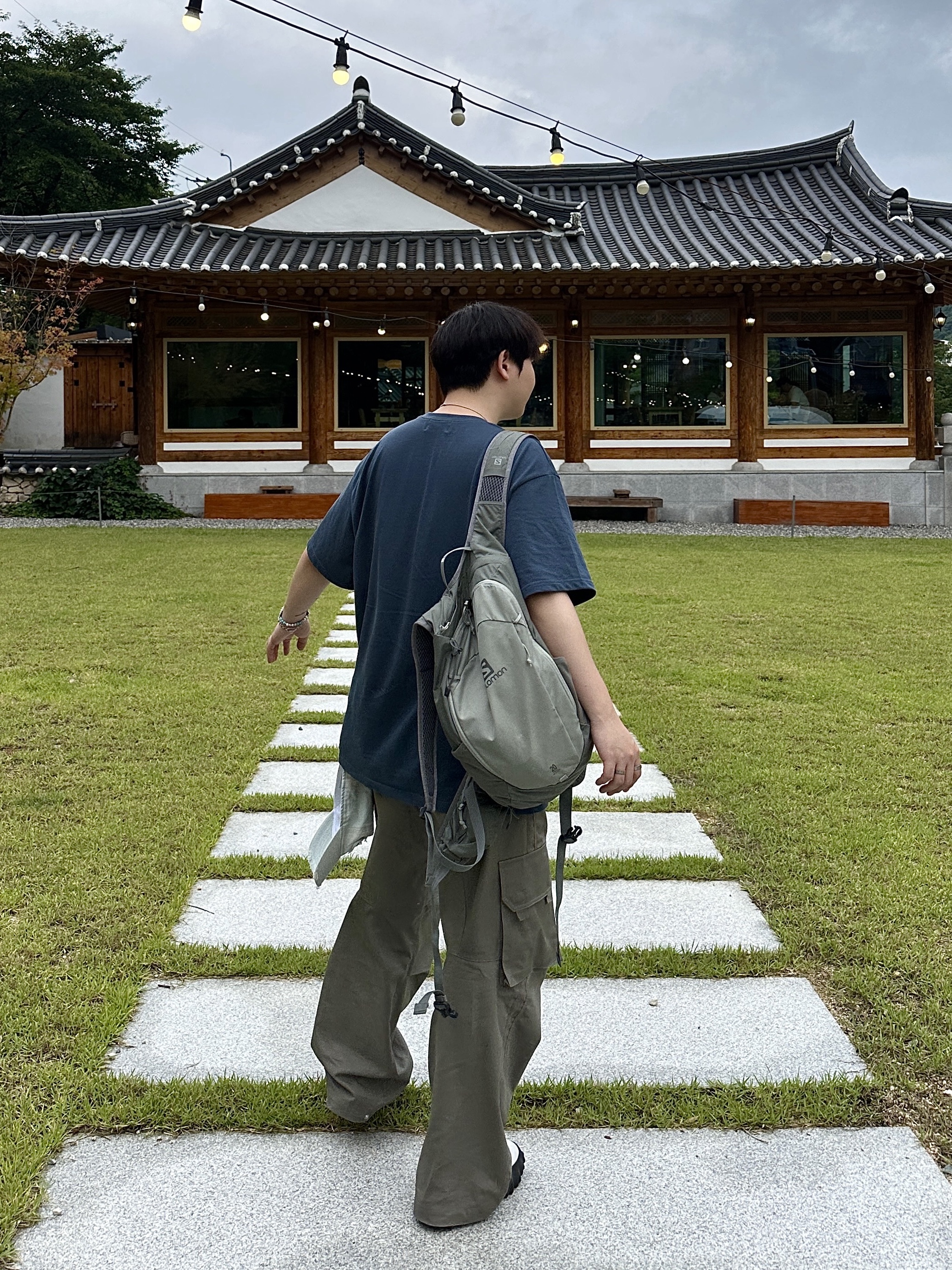 Oakley Factory Team x Brain Dead x Ssense Chop Saw Mule White, Etce Raptor Cargo Pants Khaki Beige 착용 스타일 - 3