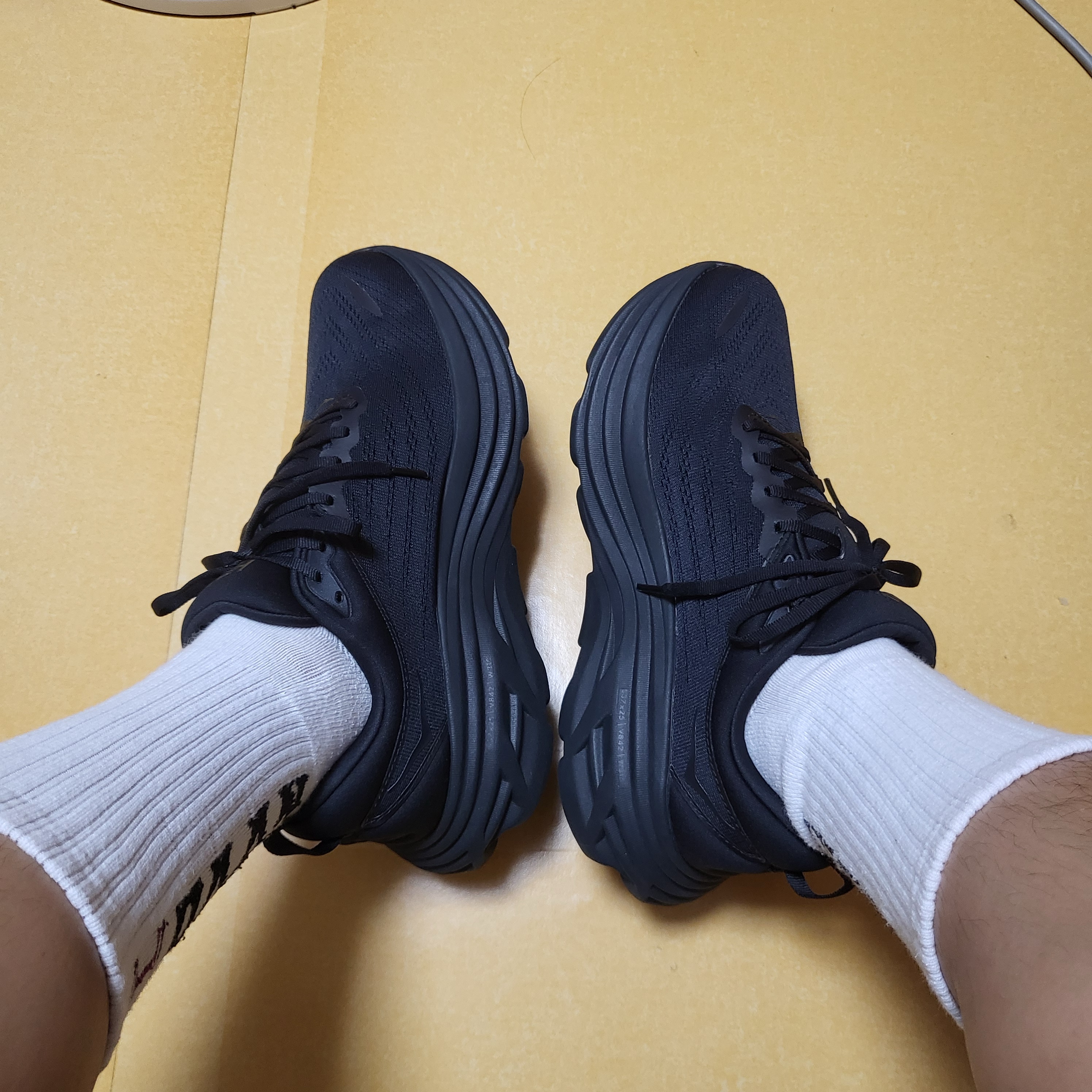 Hoka Bondi 8 Black - Wide 착용 스타일