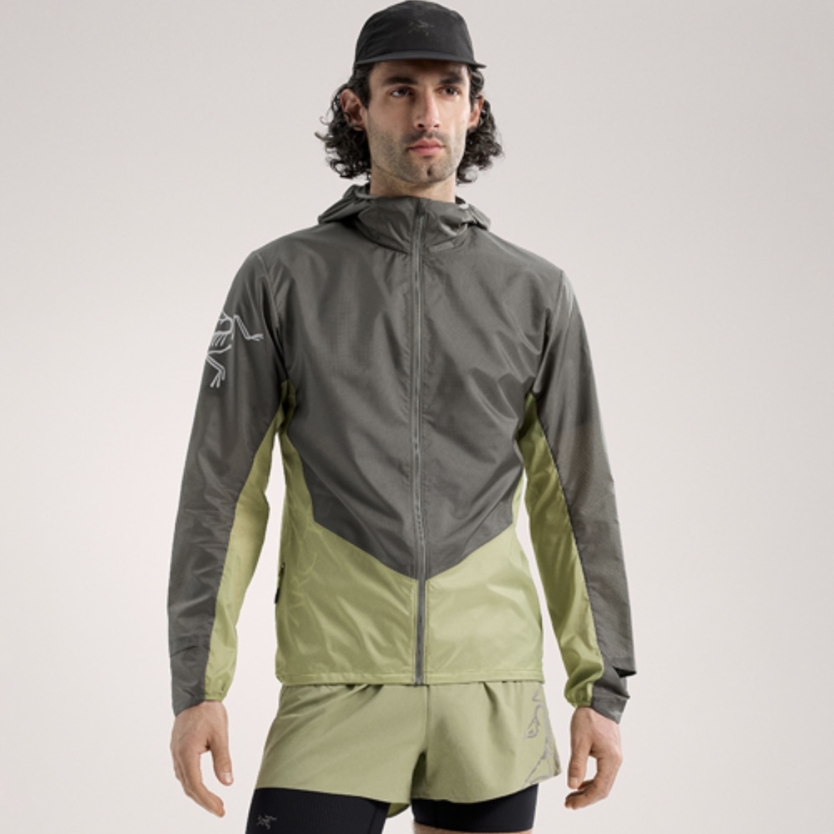 Arc'teryx Norvan Windshell Hoody Forage Chloris 착용 스타일 - 1