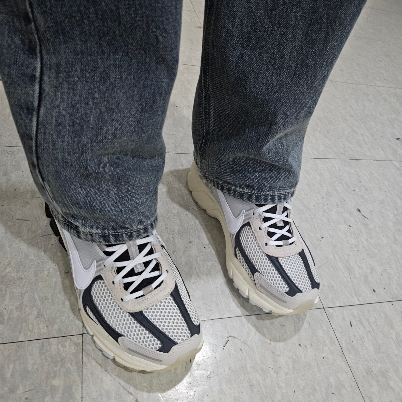 Nike Zoom Vomero 5 Light Bone and Black 착용 스타일