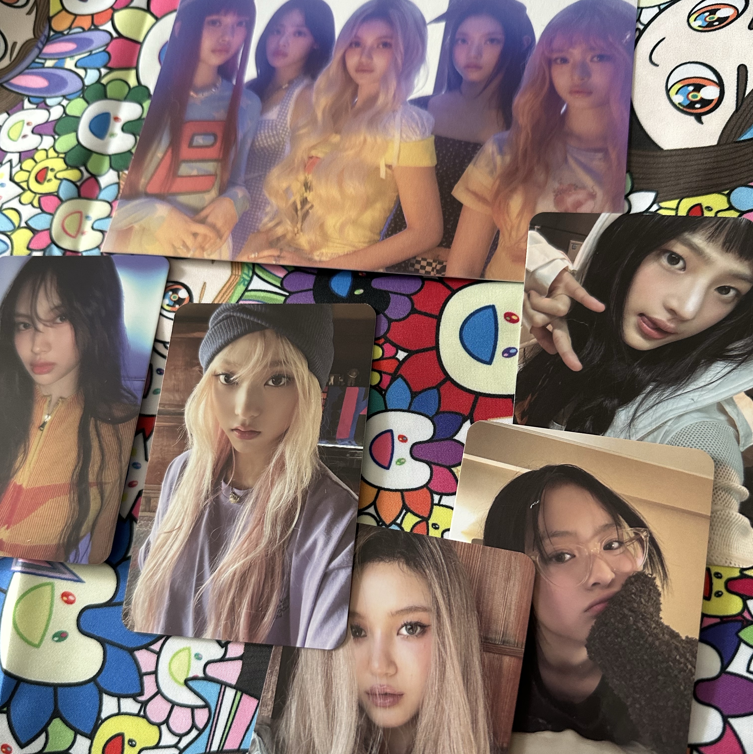 NewJeans Supernatural NJ x Murakami Drawstring Bag Ver. 착용 스타일