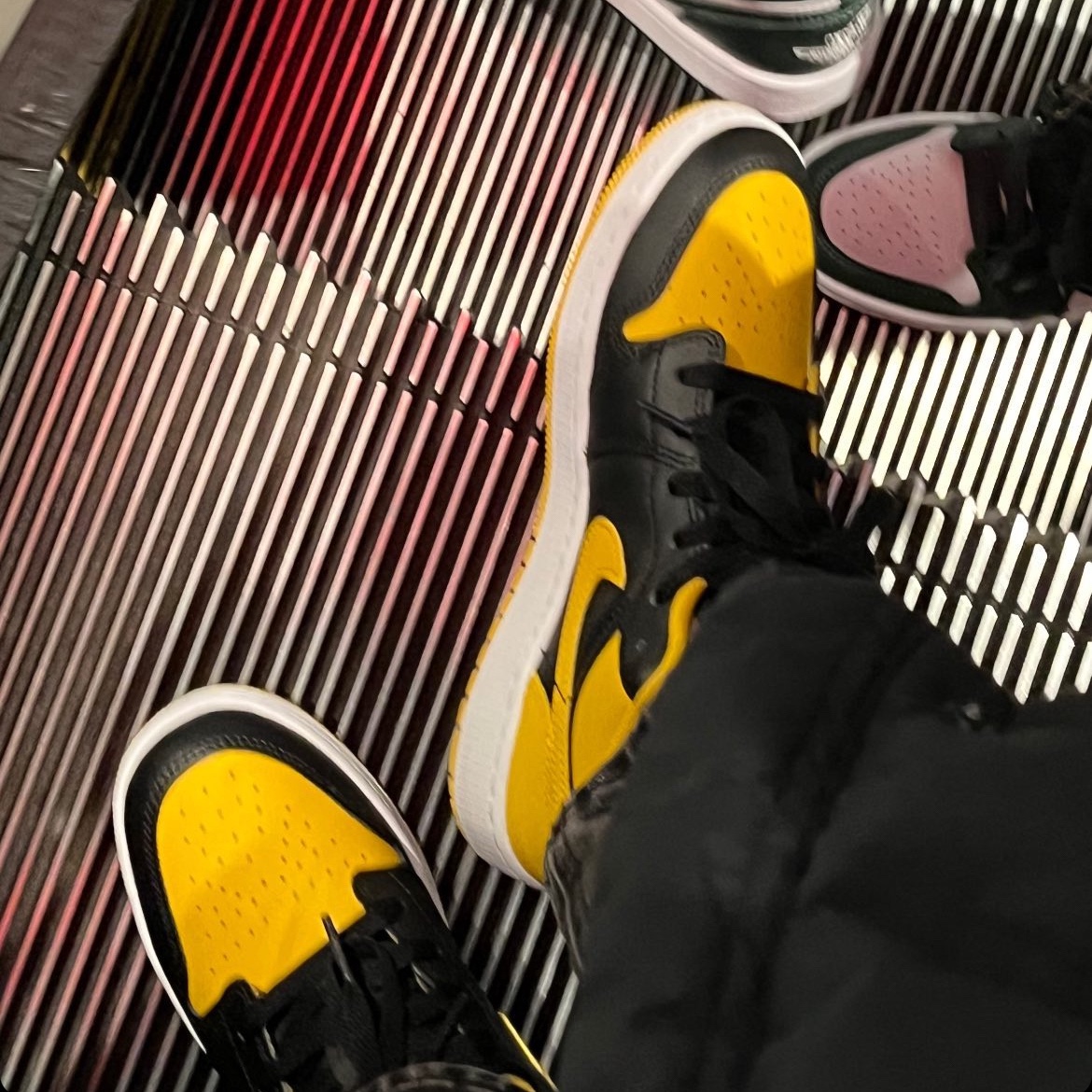 Jordan 1 Low Black Yellow Ochre 착용 스타일 - 2