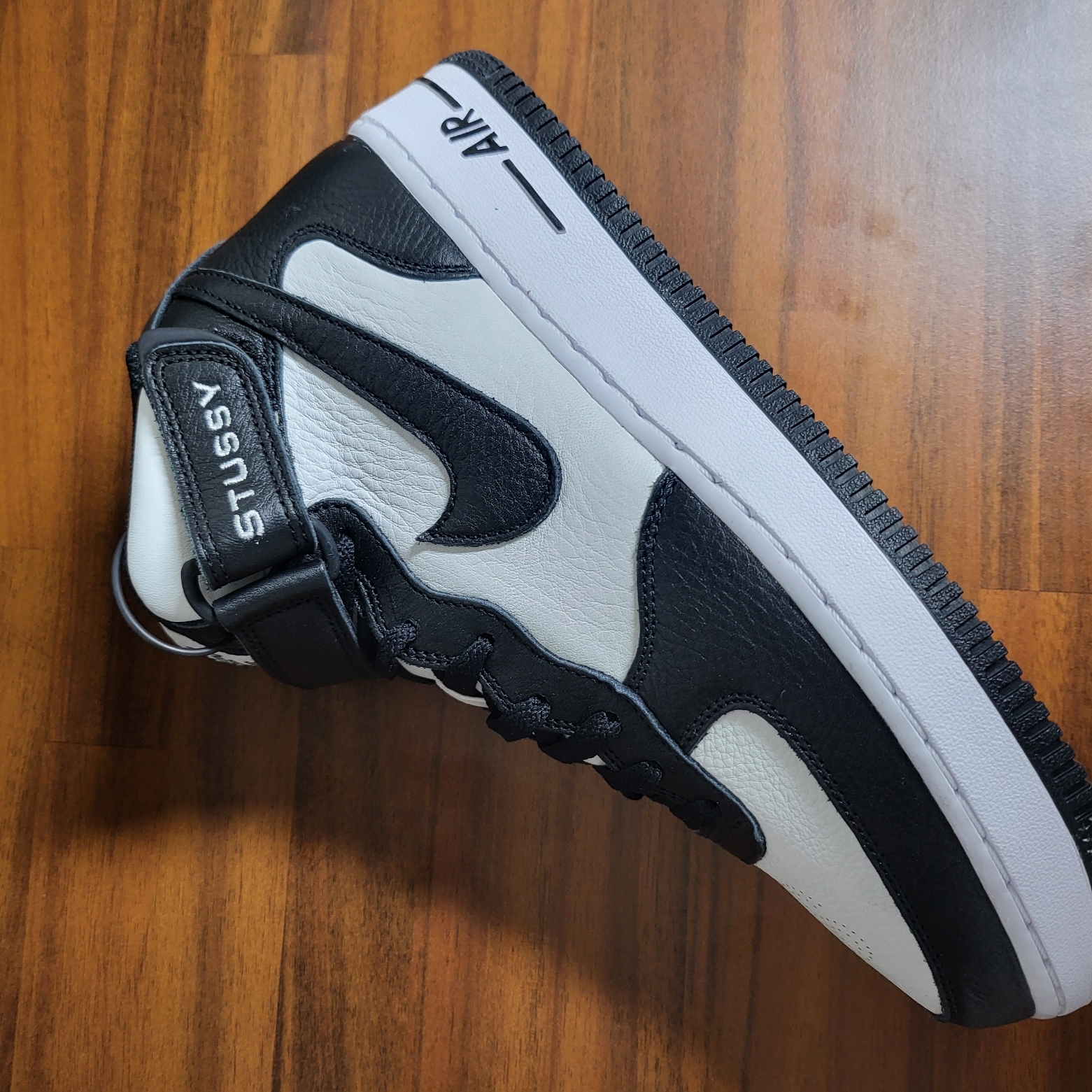 Nike x Stussy Air Force 1 '07 Mid SP Black and Light Bone 착용 스타일