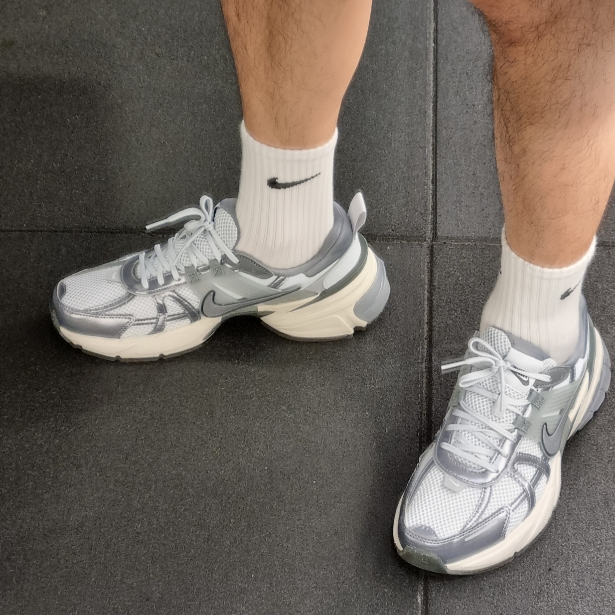 Nike V2K Run Pure Platinum Wolf Grey 착용 스타일
