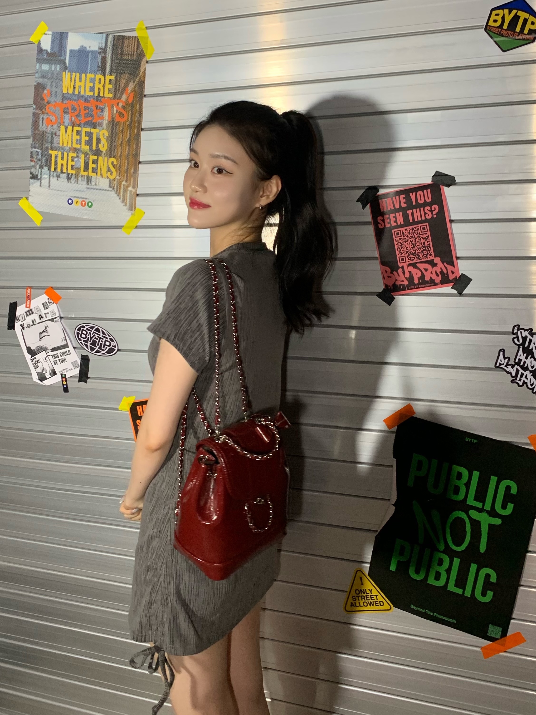Cardinal Red Hawoo-A Bag Burgundy 착용 스타일 - 2