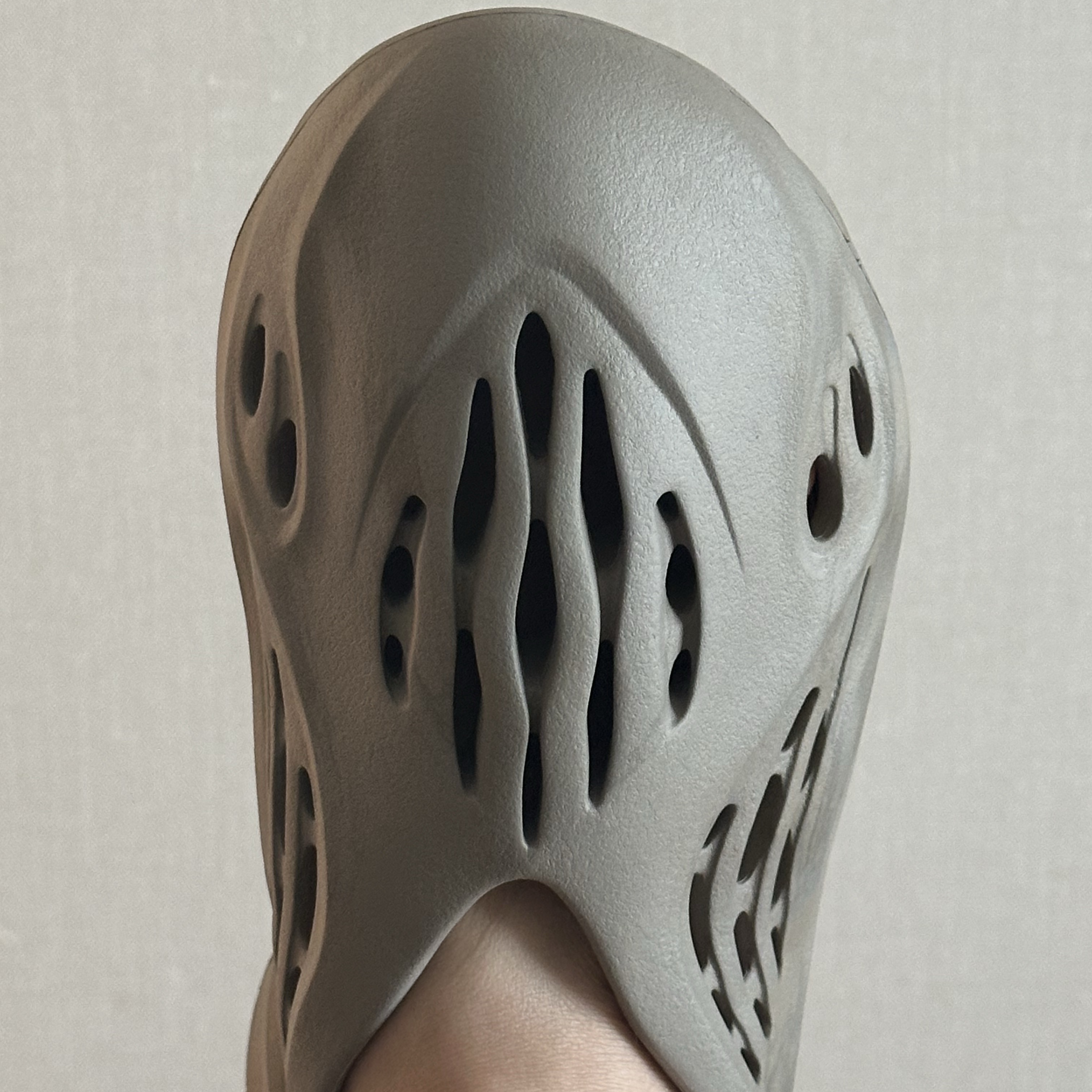 Adidas Yeezy Foam RNNR Stone Sage 착용 스타일