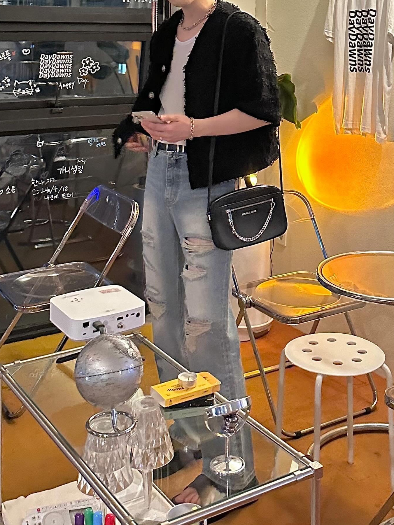 Our Legacy Ladon Brass Keychain Matte Nickel, Michael Kors Jet Set Large Saffiano Leather Crossbody Bag Black 착용 스타일 - 4
