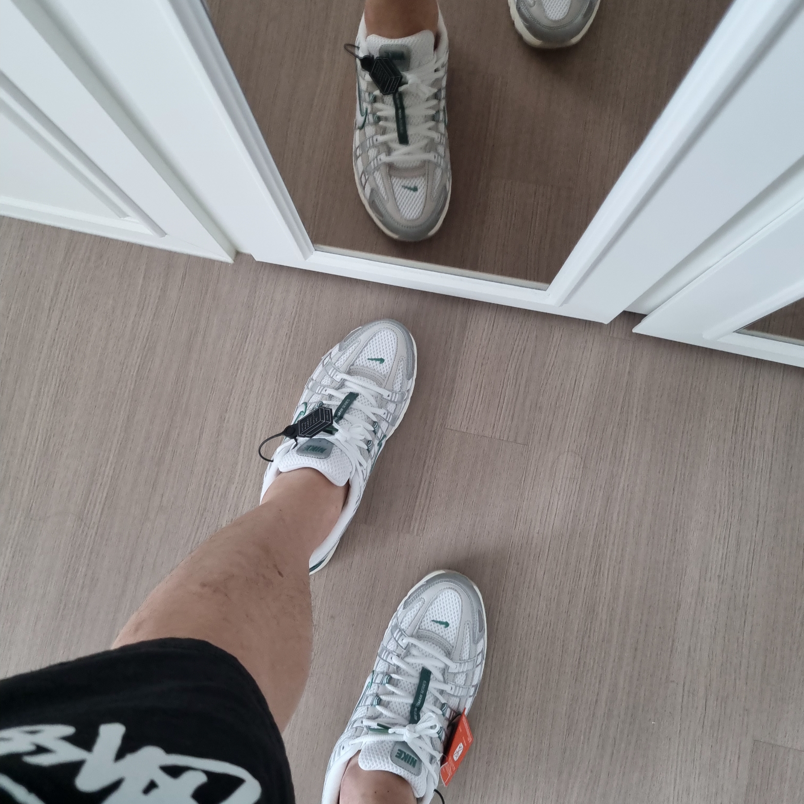Nike P-6000 Light Bone White Metallic Silver 착용 스타일 - 1