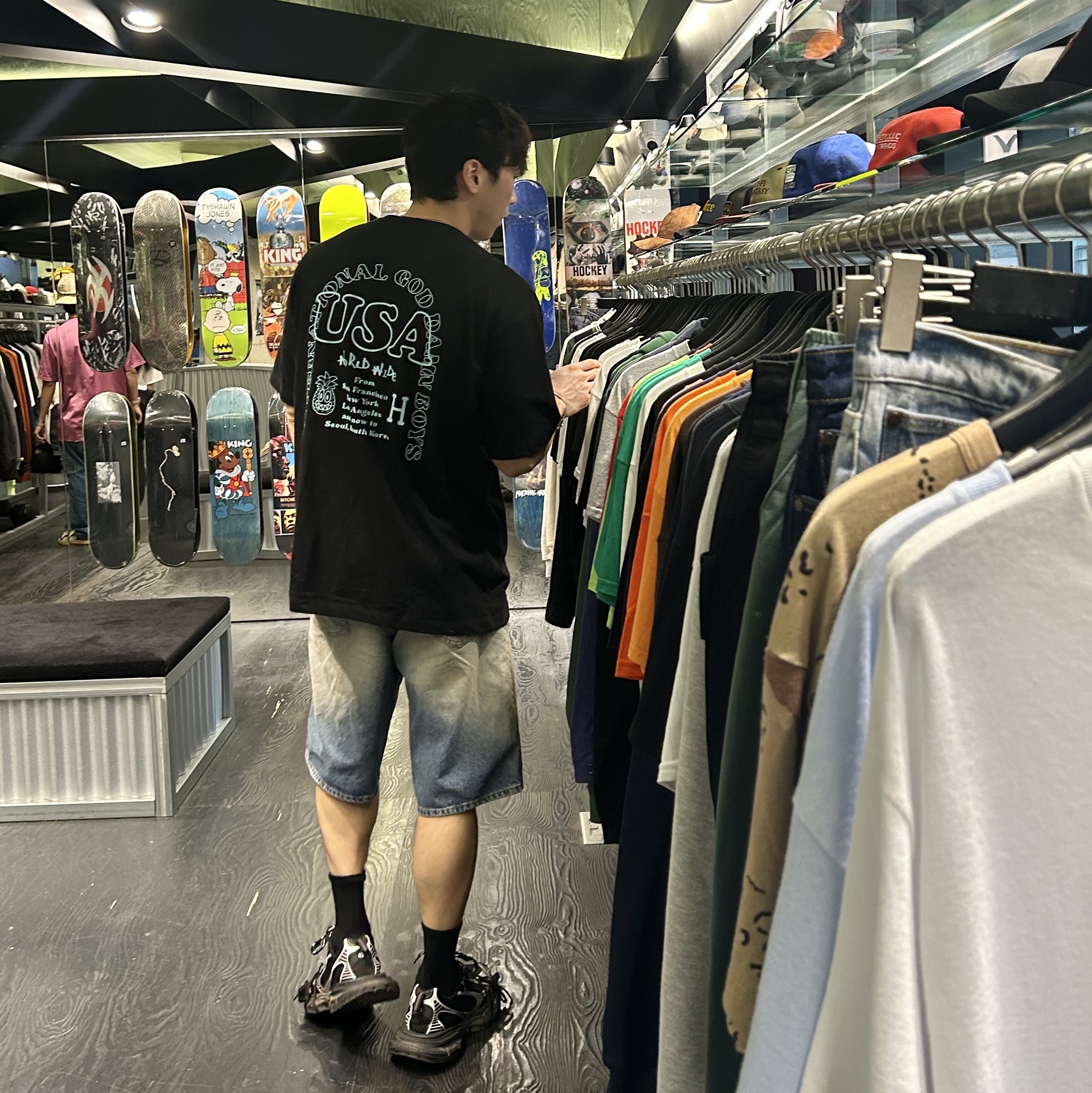 HUF x Reddy Pinnacle T-Shirt Black, Balenciaga 3XL Sneakers Black White 착용 스타일