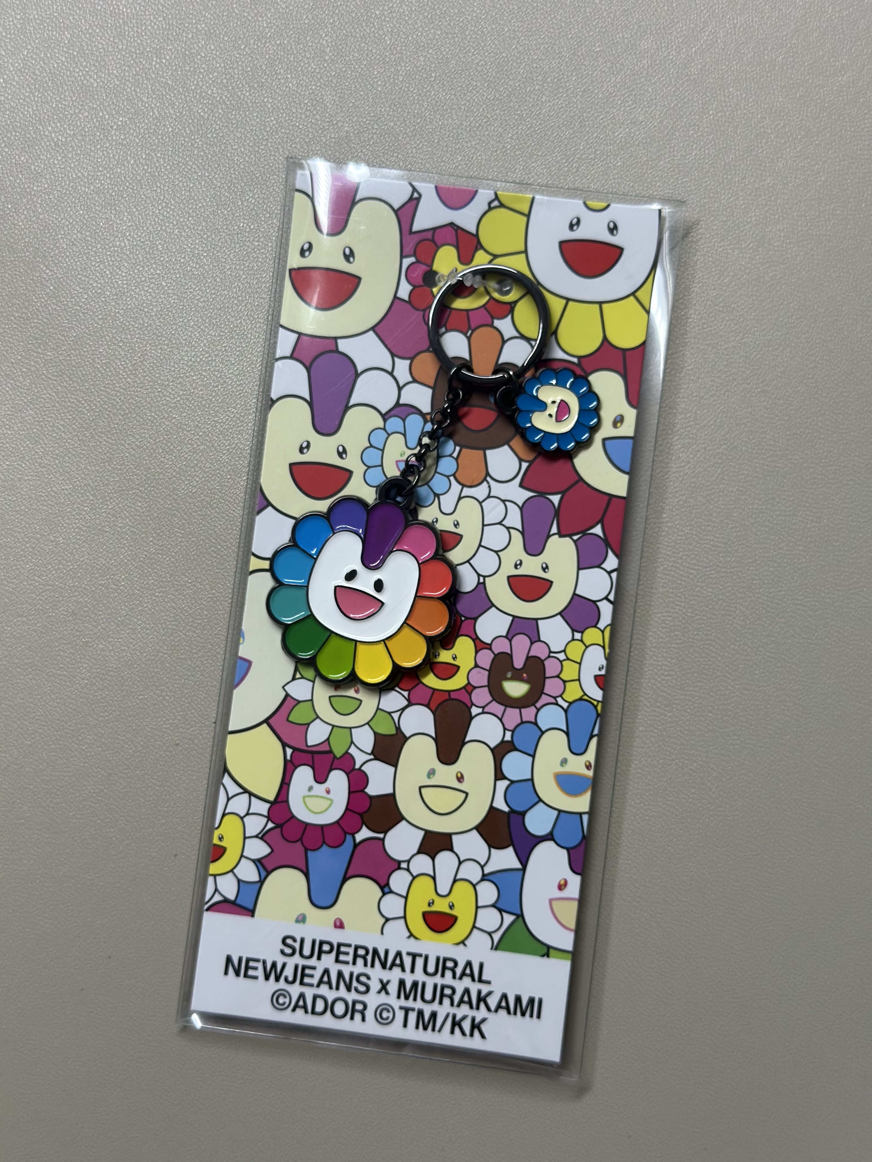 NewJeans x Murakami Metal Keyring Flower 착용 스타일 - 1