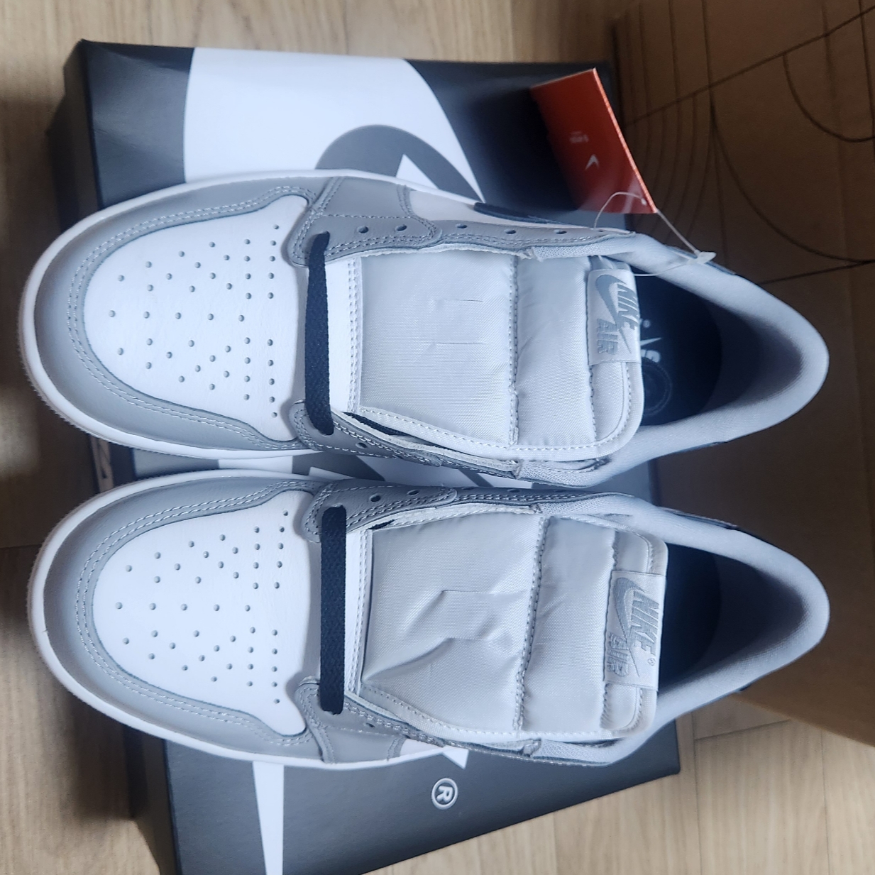 Jordan 1 Retro Low OG Wolf Grey and White 착용 스타일 - 2