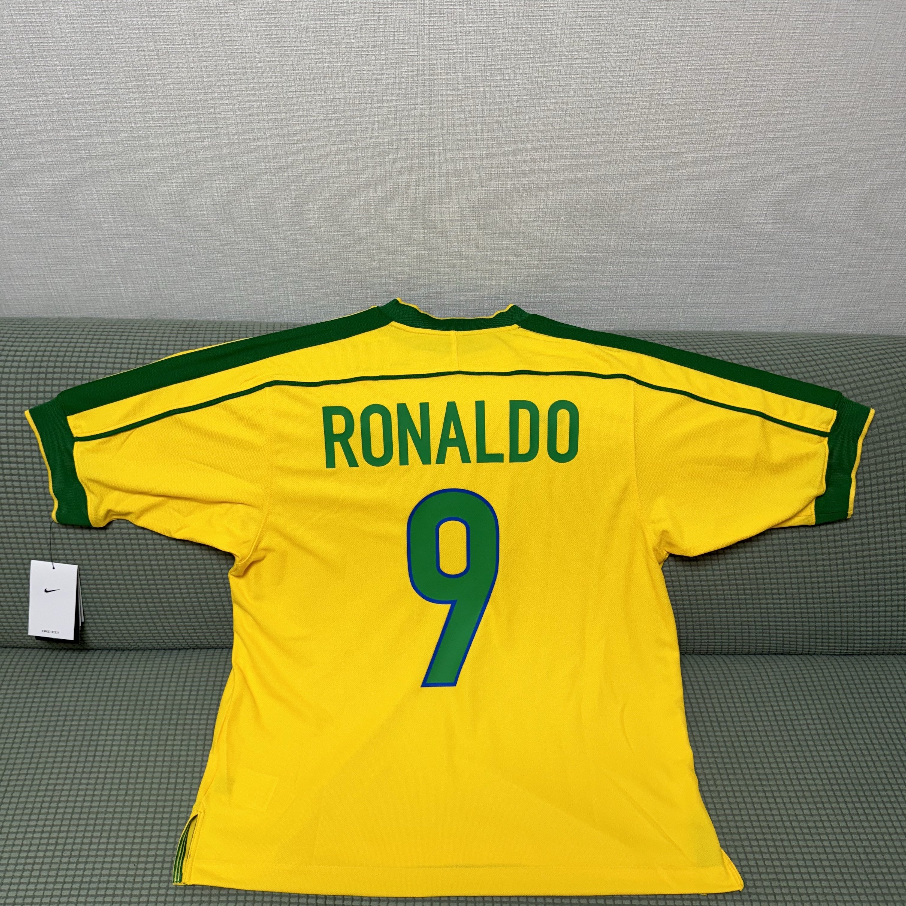 Nike Brazil 1998 Reissue Soccer Replica Jersey Varsity Maize Ronaldo (Marking Ver.) 착용 스타일 - 2