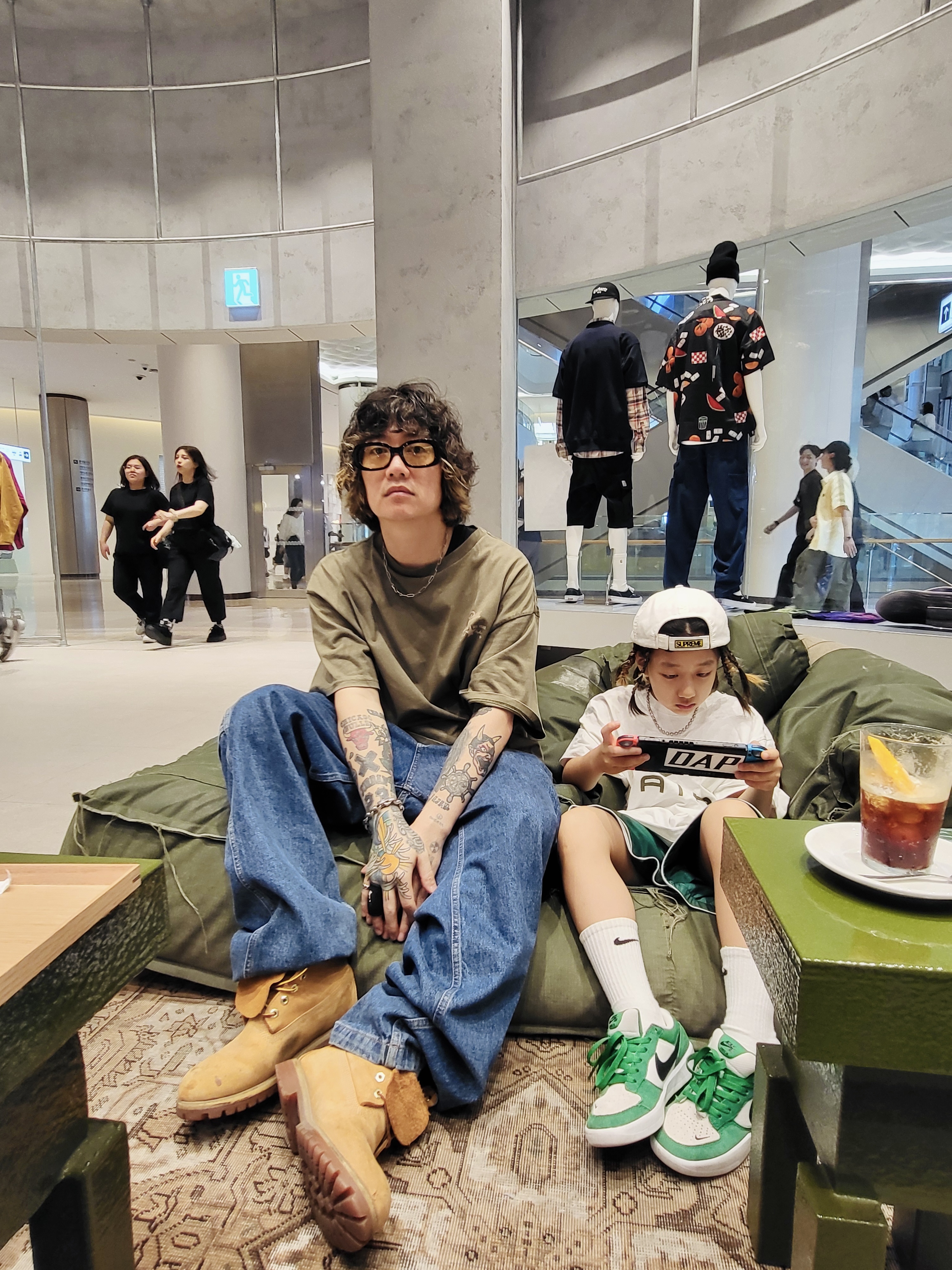 Converse x Patta Four Leaf Clover Short Sleeve T-Shirt Burnt Olive, Timberland Premium 6 inch Waterproof Boot Wheat Nubuck - Wide 착용 스타일 - 1