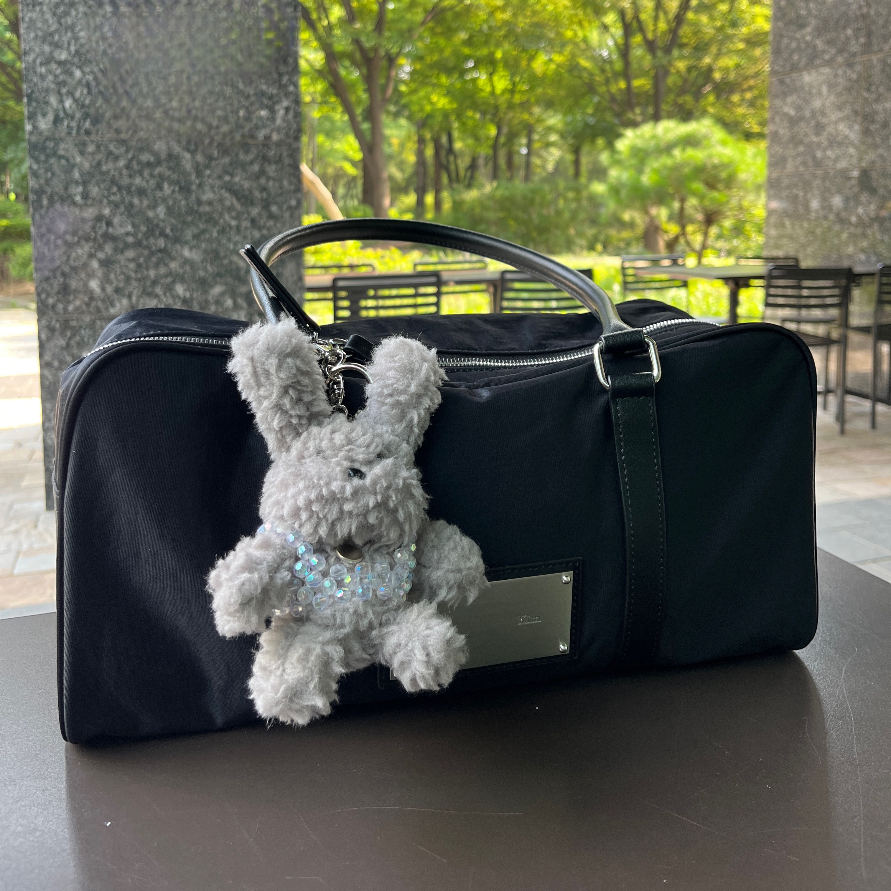 Matin Kim Sporty Tote Bag Black 착용 스타일 - 2